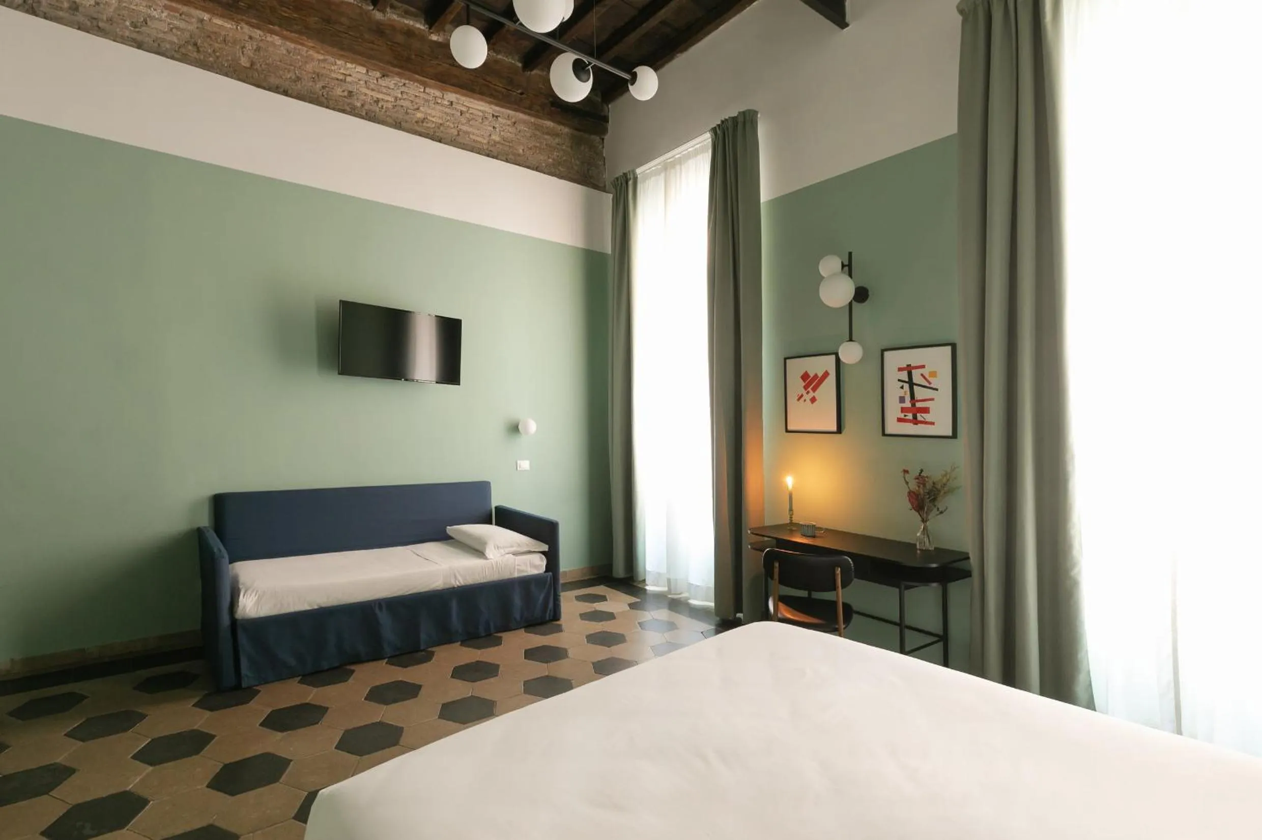 Photo of the whole room, Bed in Passepartout