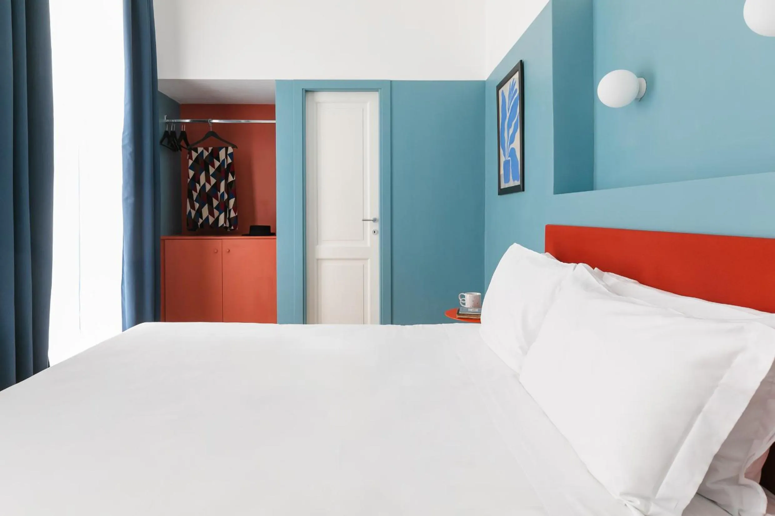 Photo of the whole room, Bed in Passepartout