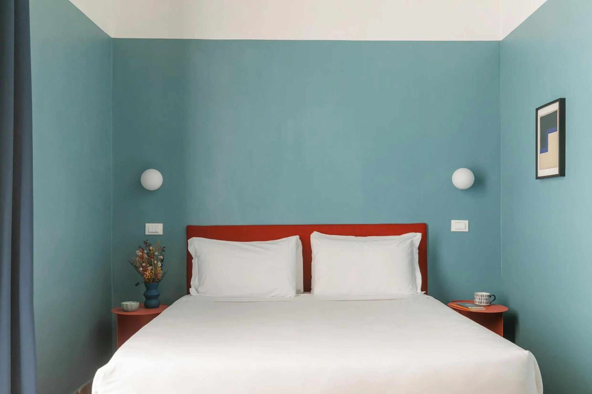 Photo of the whole room, Bed in Passepartout