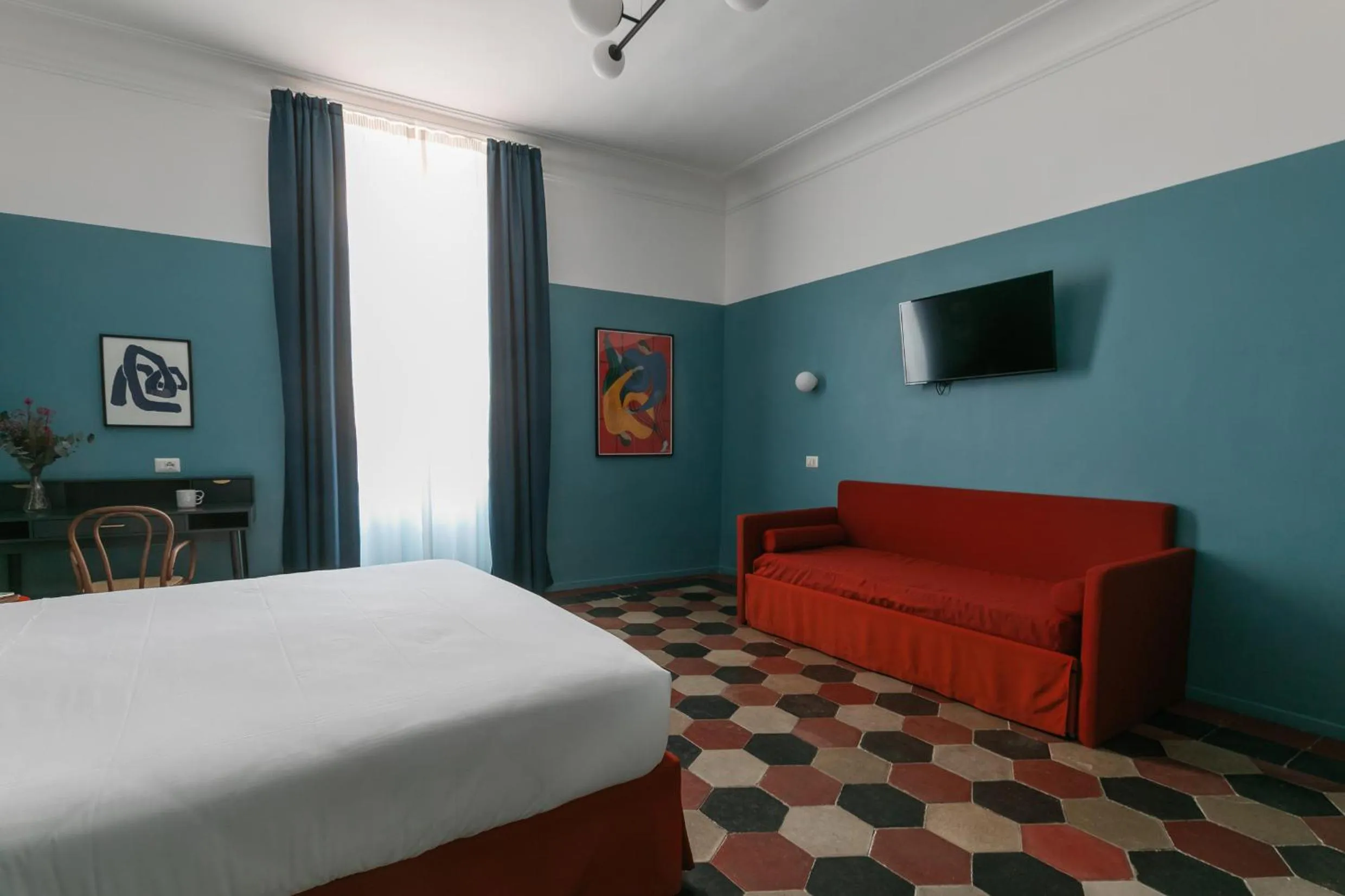 Photo of the whole room, Bed in Passepartout