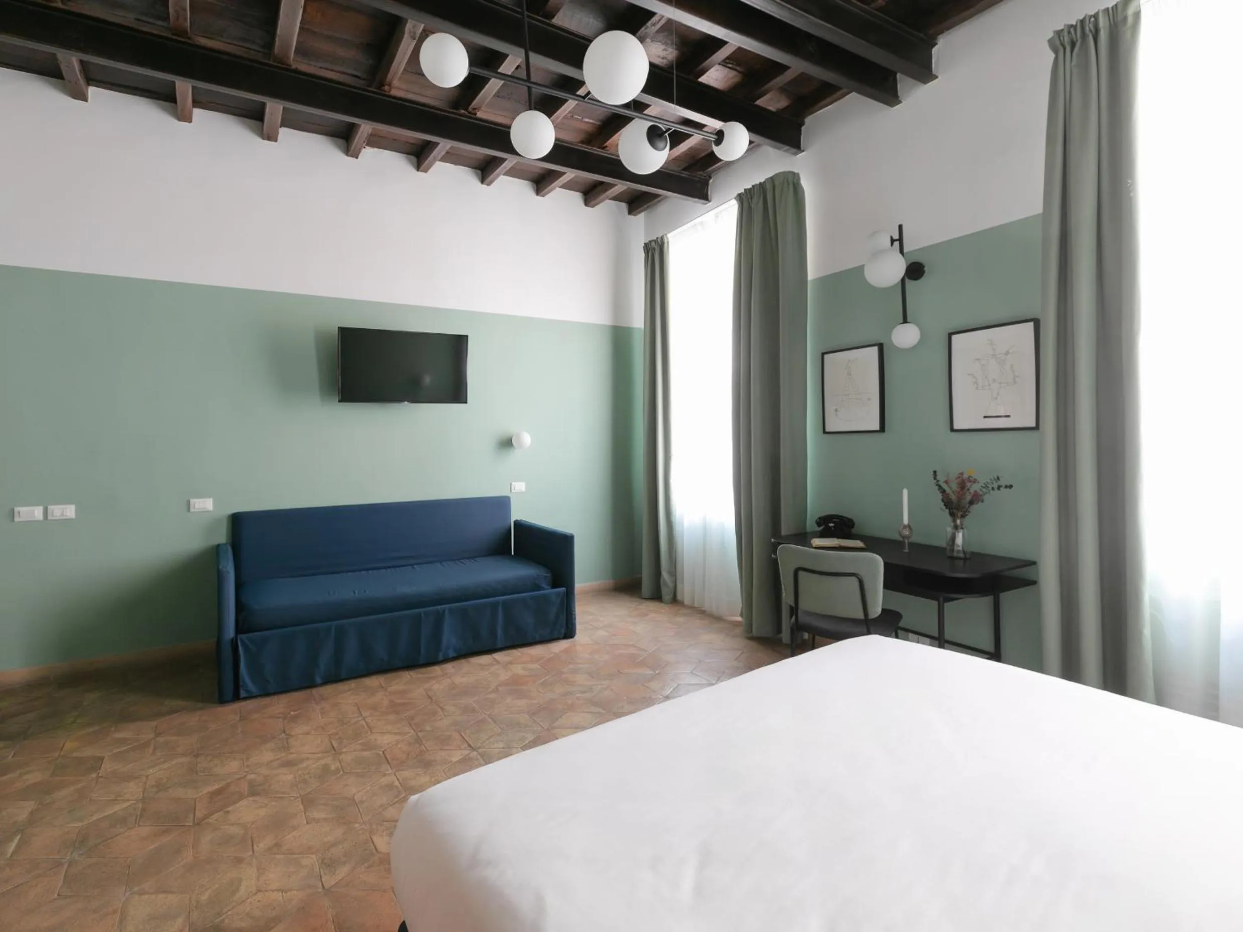 Photo of the whole room, Bed in Passepartout