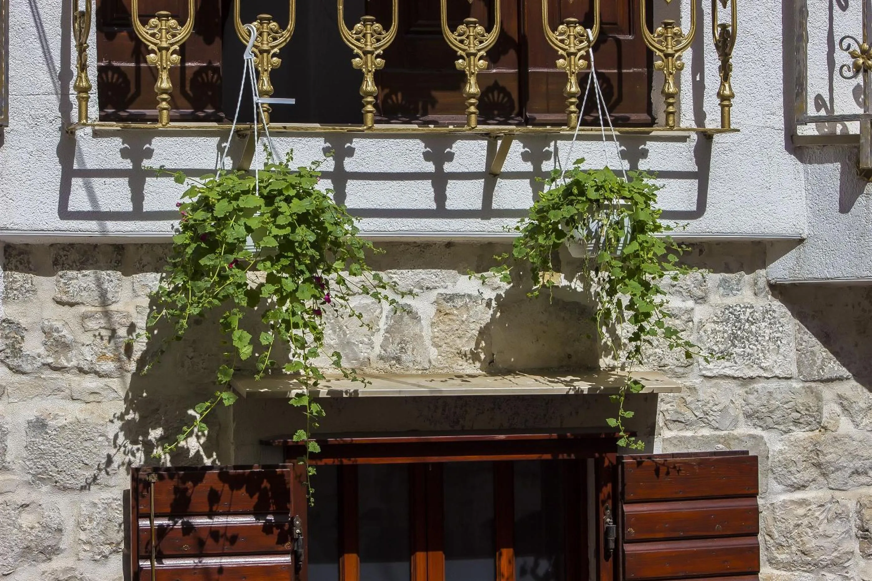 Facade/entrance in Palace Derossi