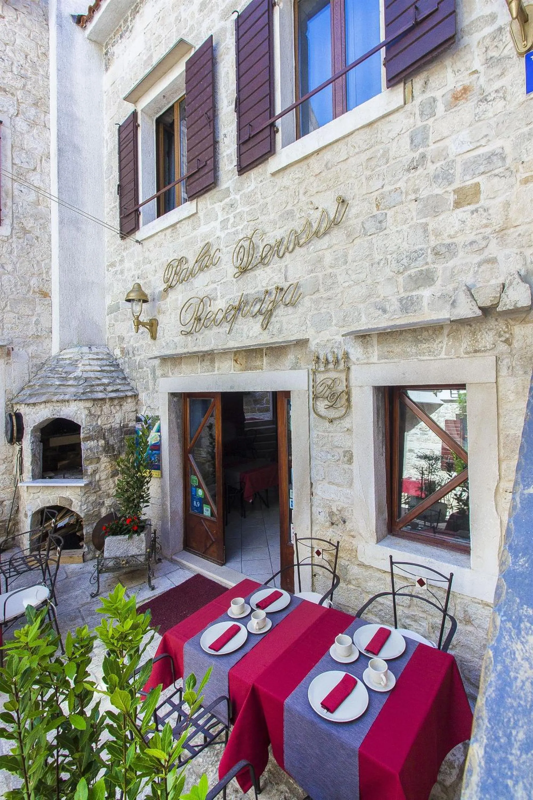 Facade/entrance in Palace Derossi