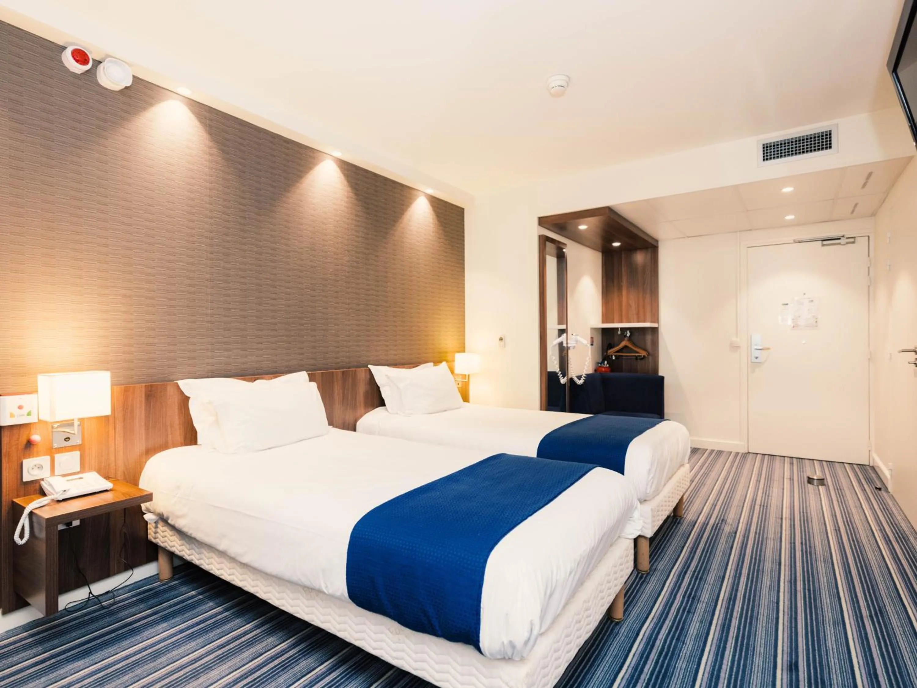 Bed in Holiday Inn Express Lille Centre by IHG