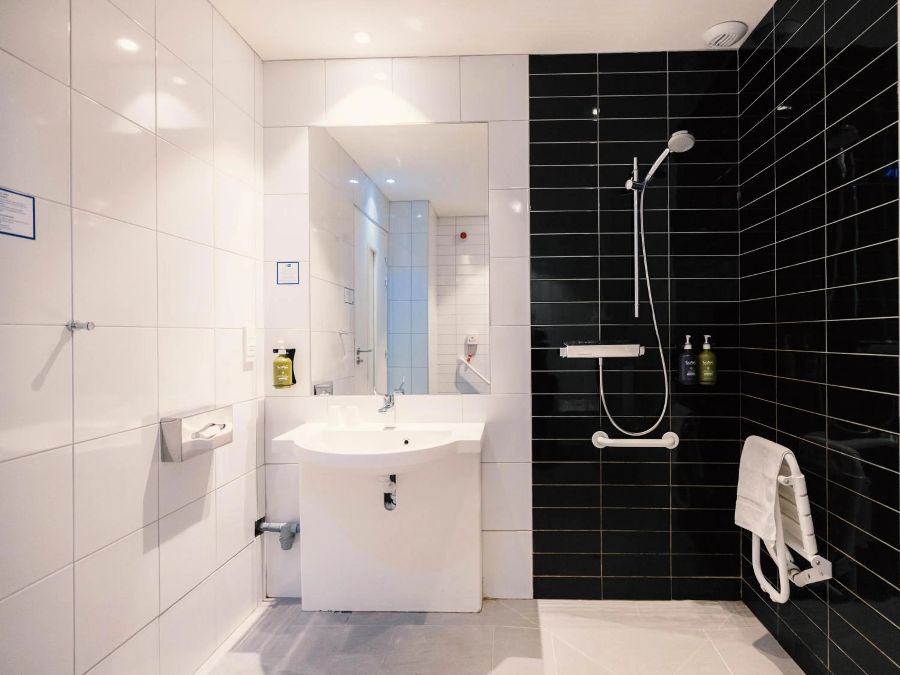 Shower in Holiday Inn Express Lille Centre by IHG