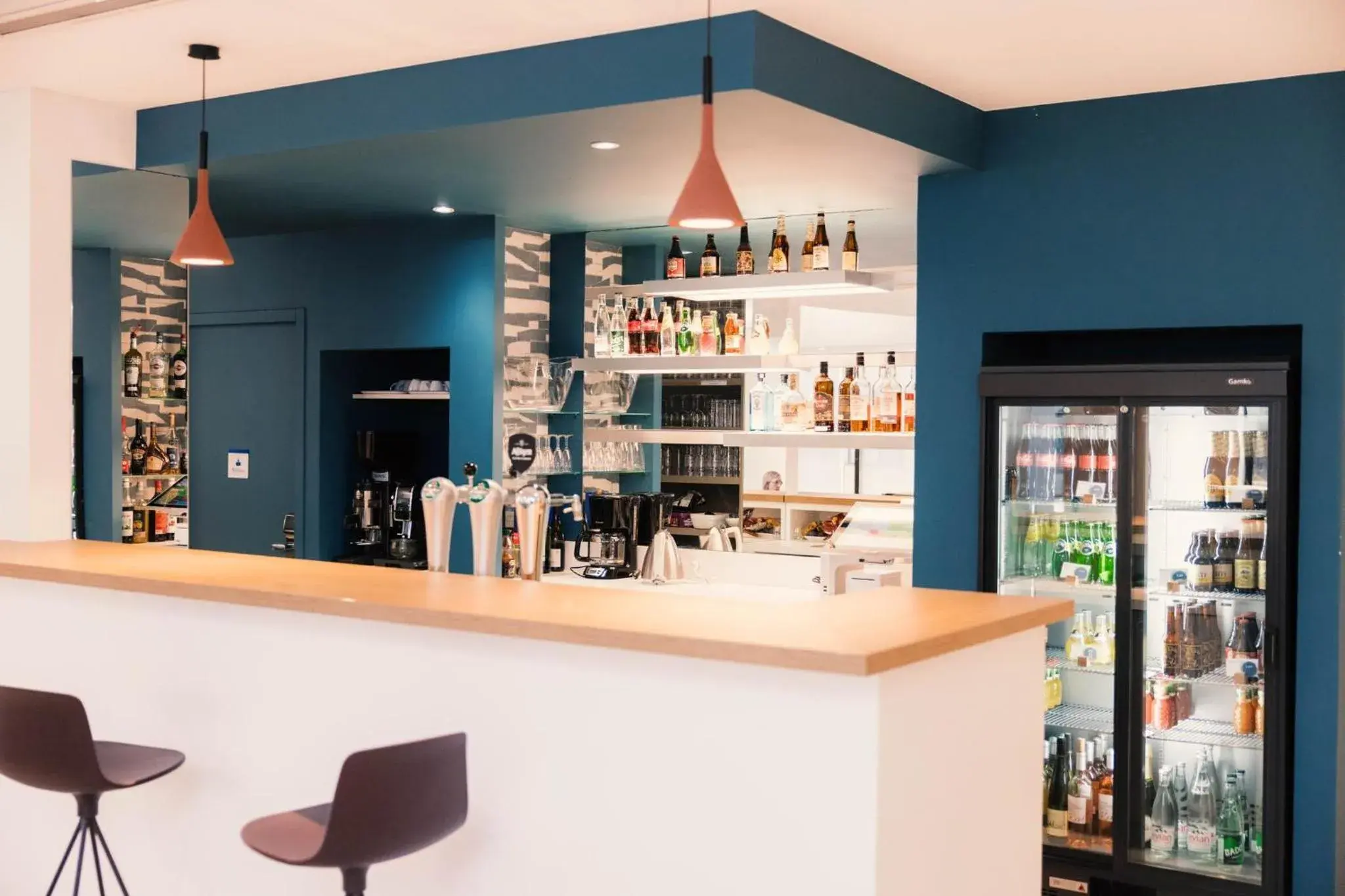 Lounge or bar in Holiday Inn Express Lille Centre by IHG Lounge or bar in Holiday Inn Express Lille Centre by IHG