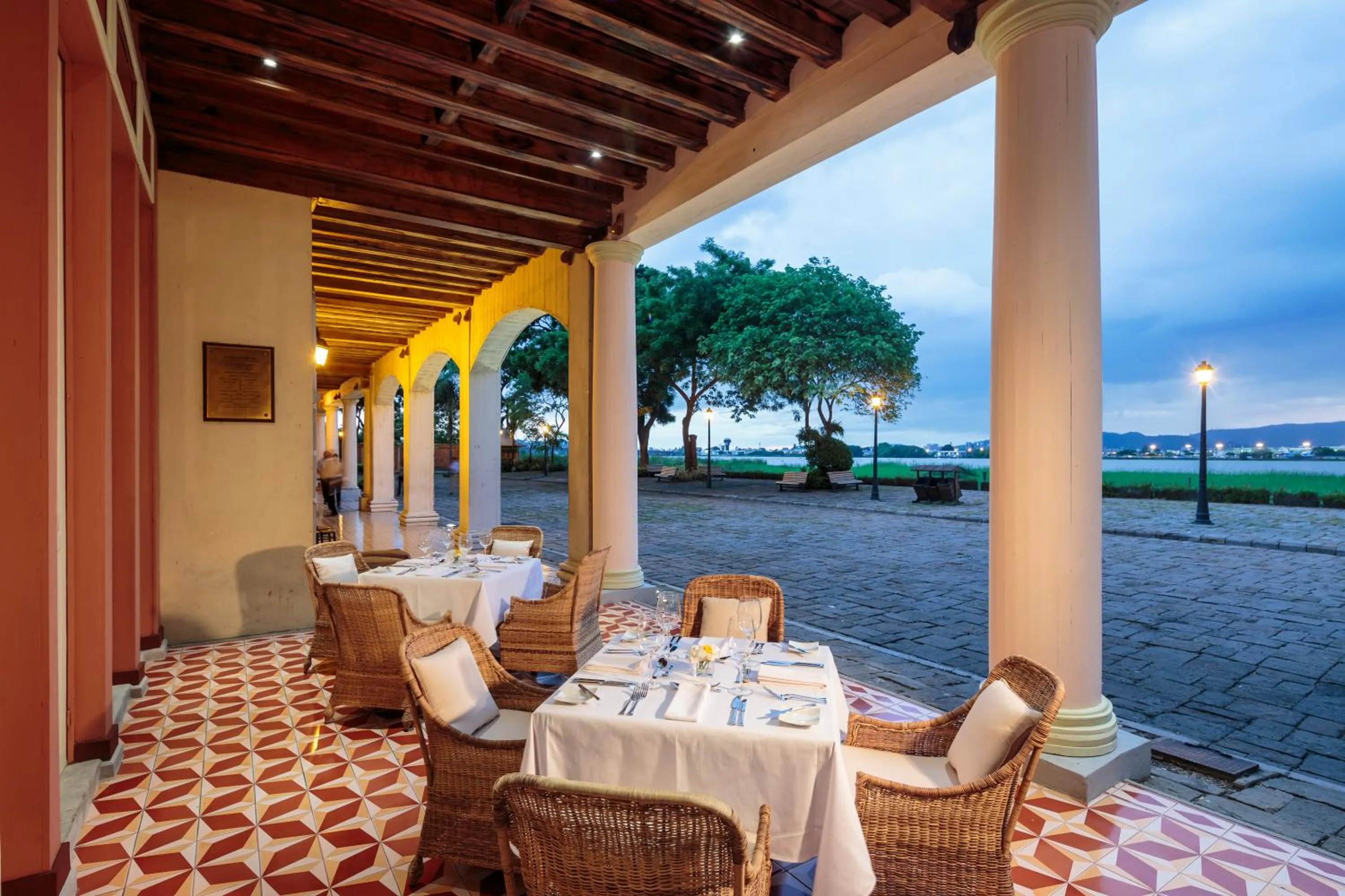 Restaurant/places to eat in Hotel del Parque