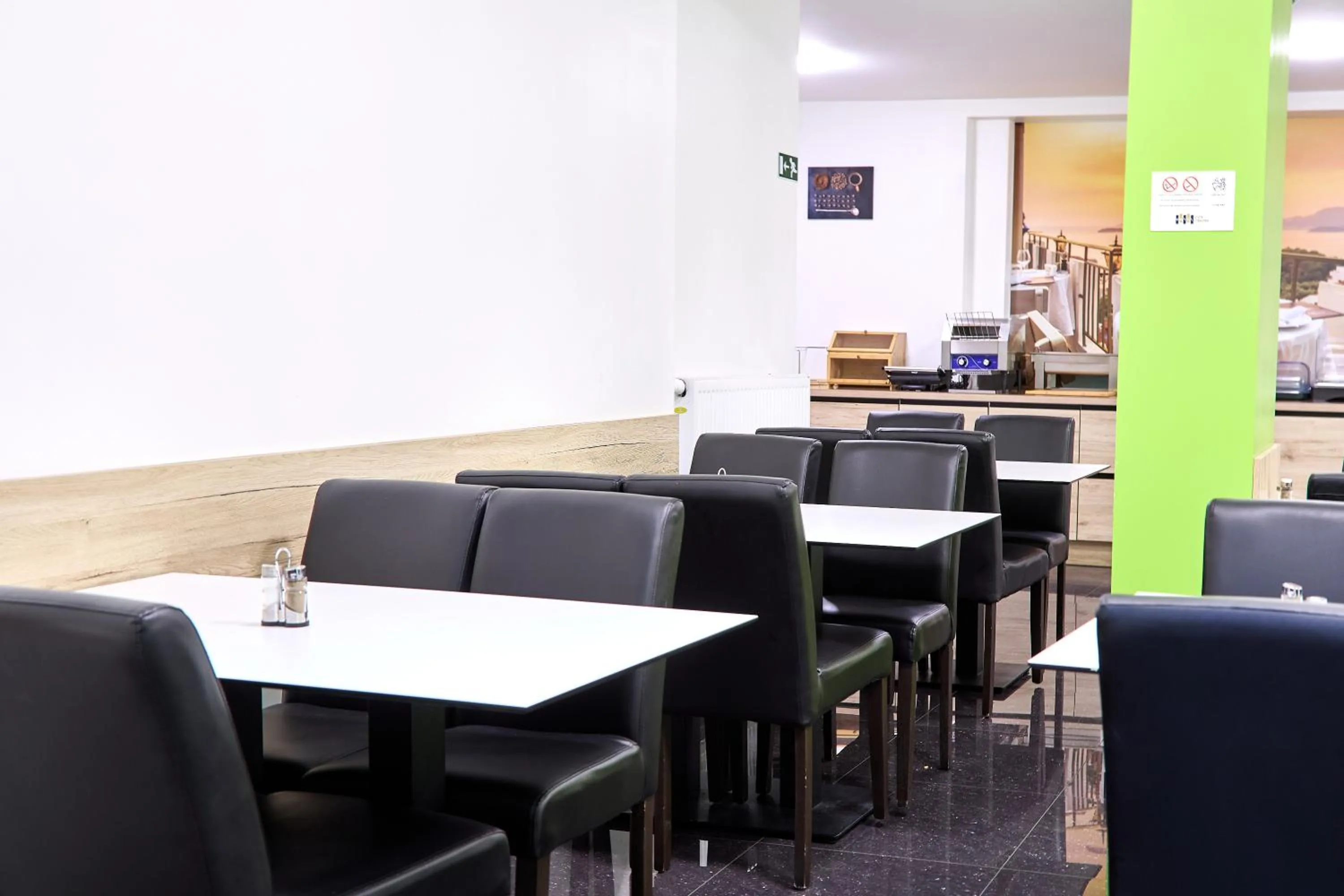 Restaurant/places to eat in Hotel City Center