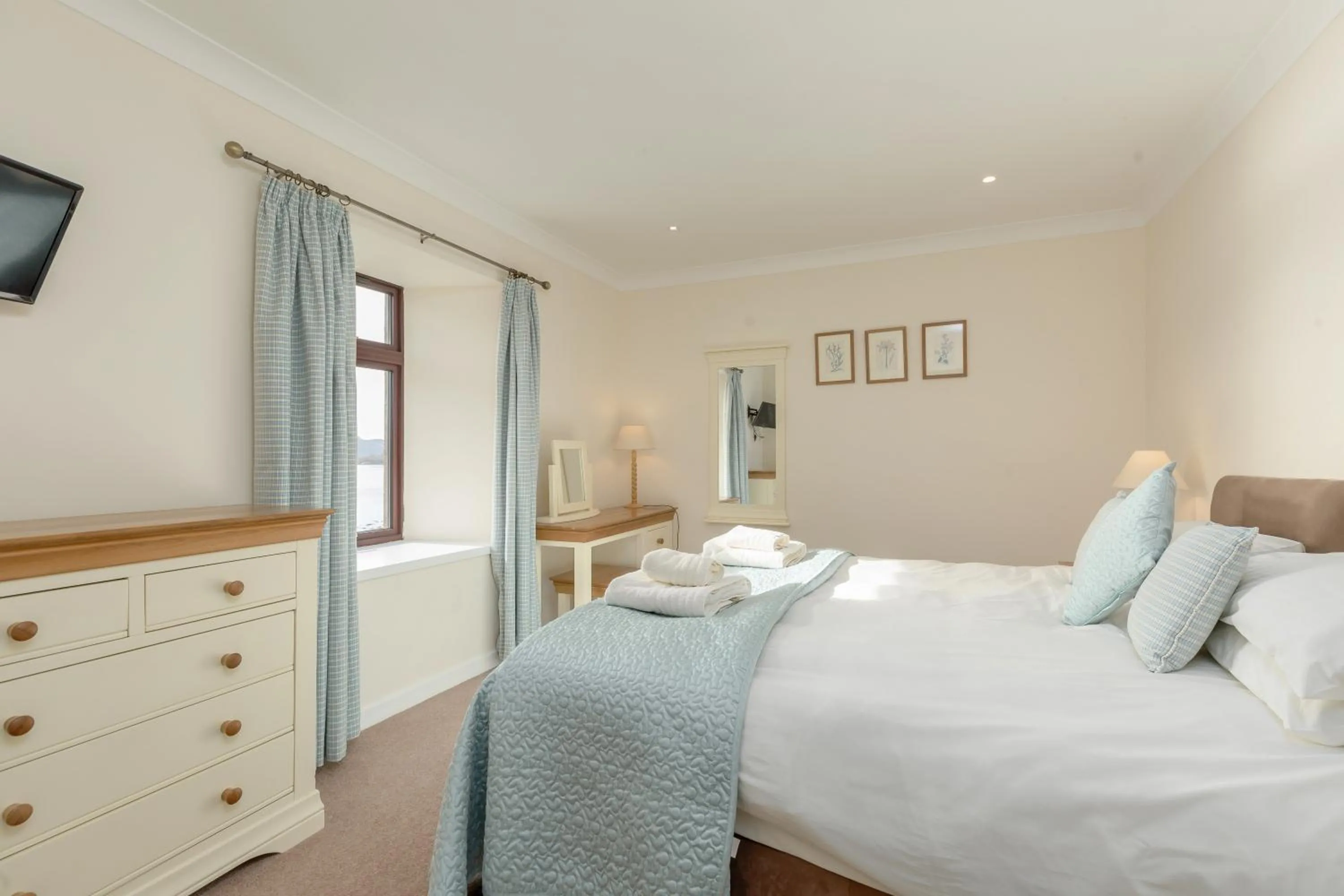 Bedroom, Bed in Melfort Village