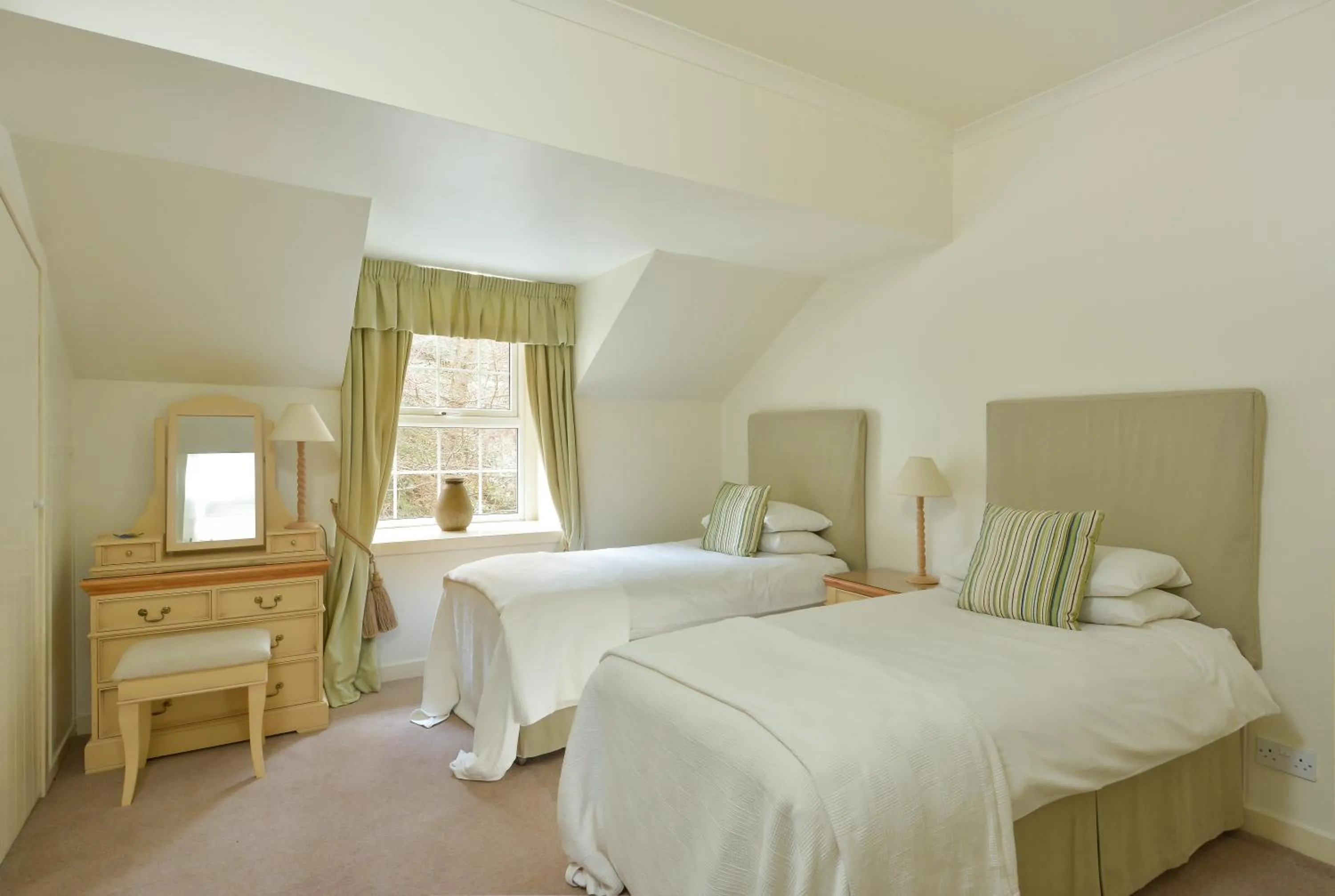 Bedroom, Bed in Melfort Village