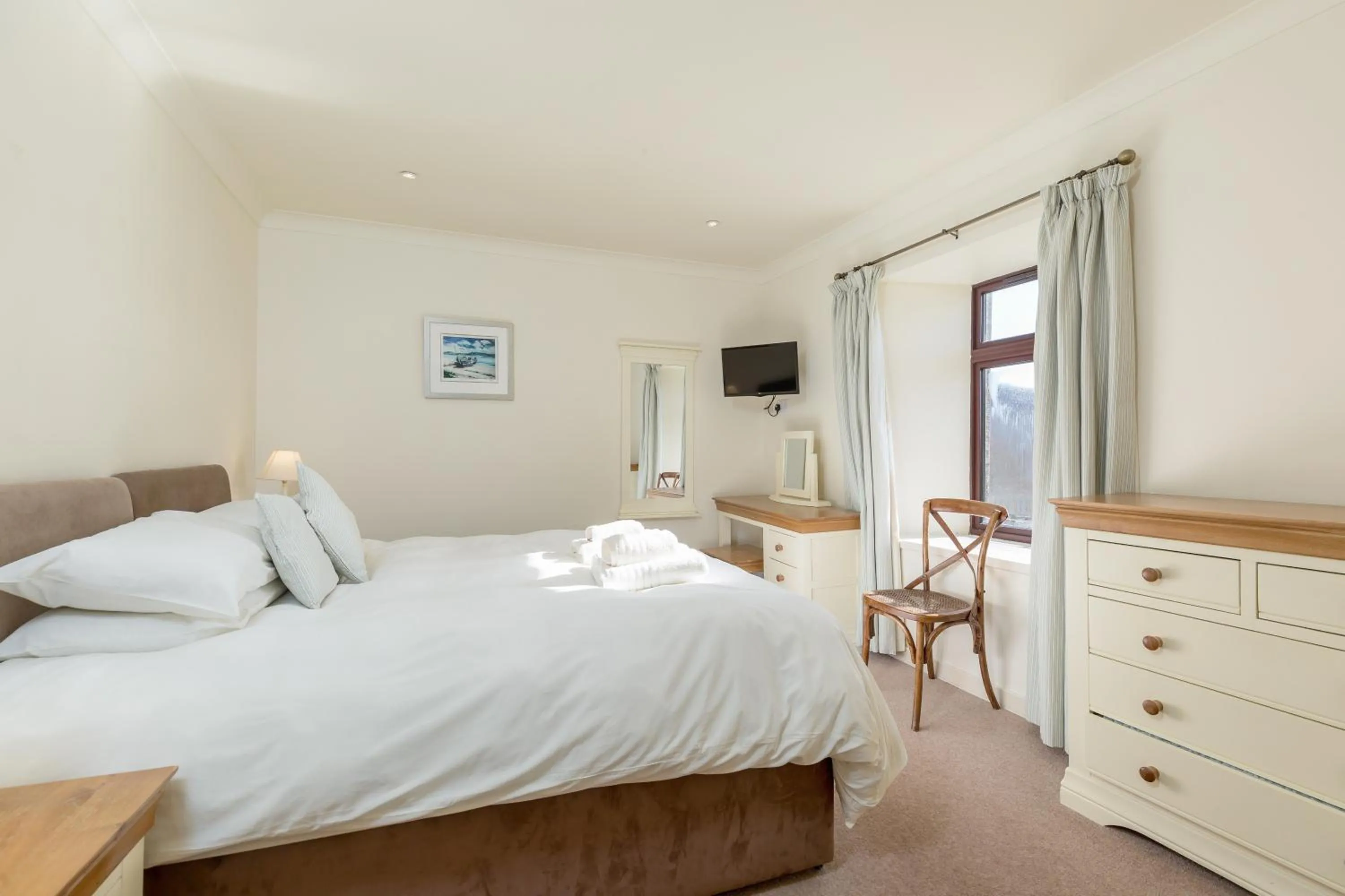 Bedroom, Bed in Melfort Village