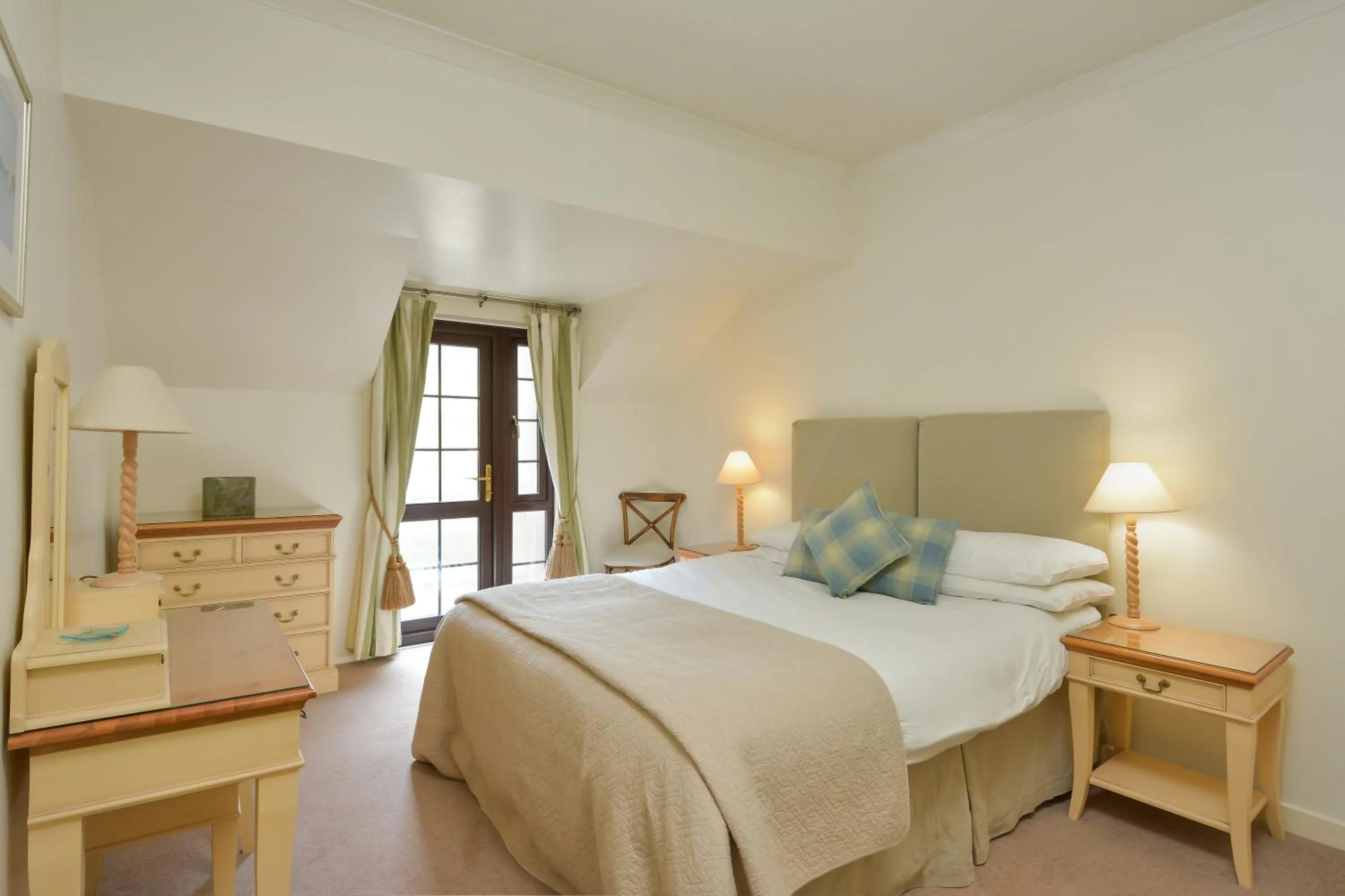 Bedroom, Bed in Melfort Village