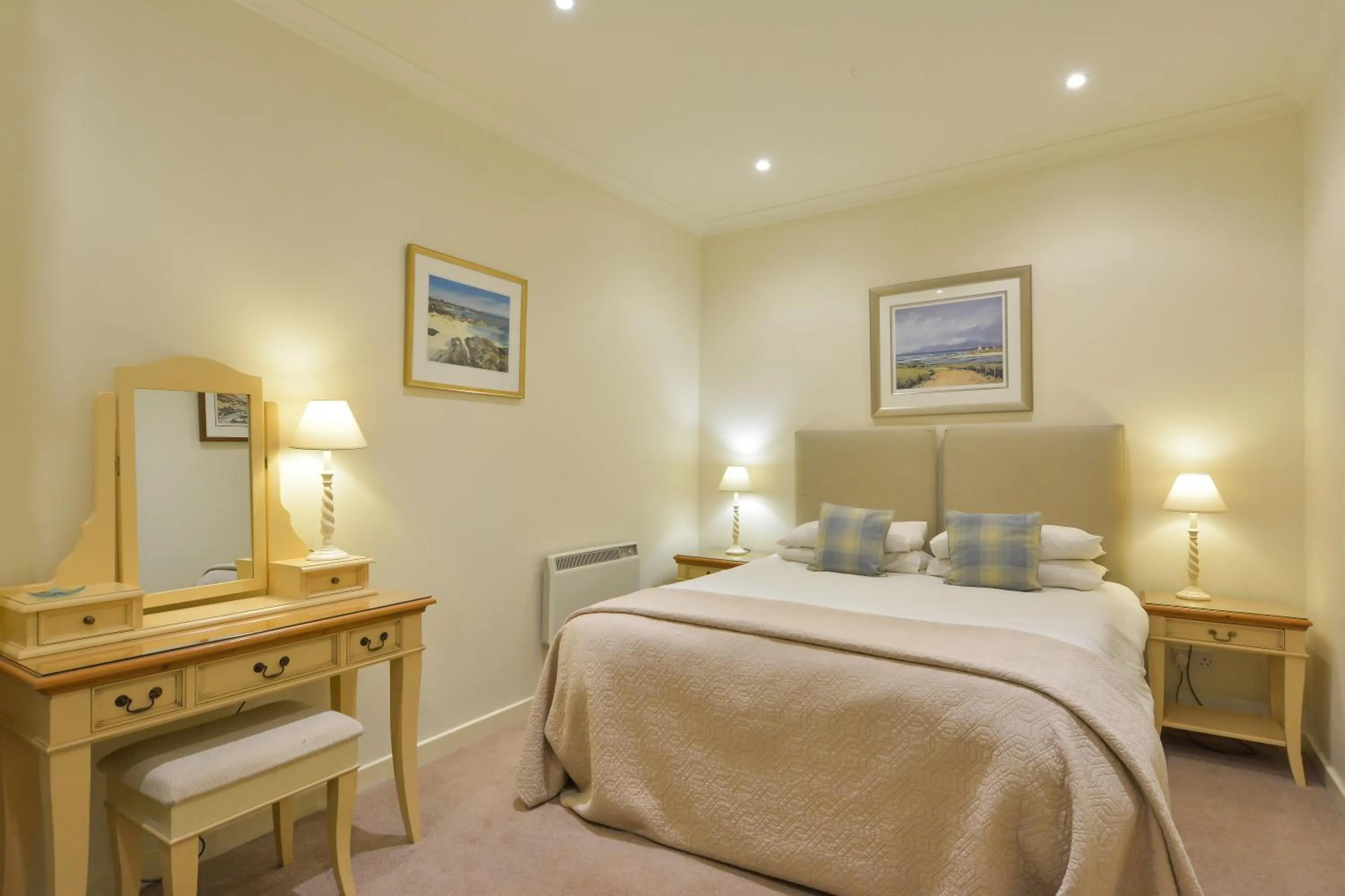 Bedroom, Bed in Melfort Village
