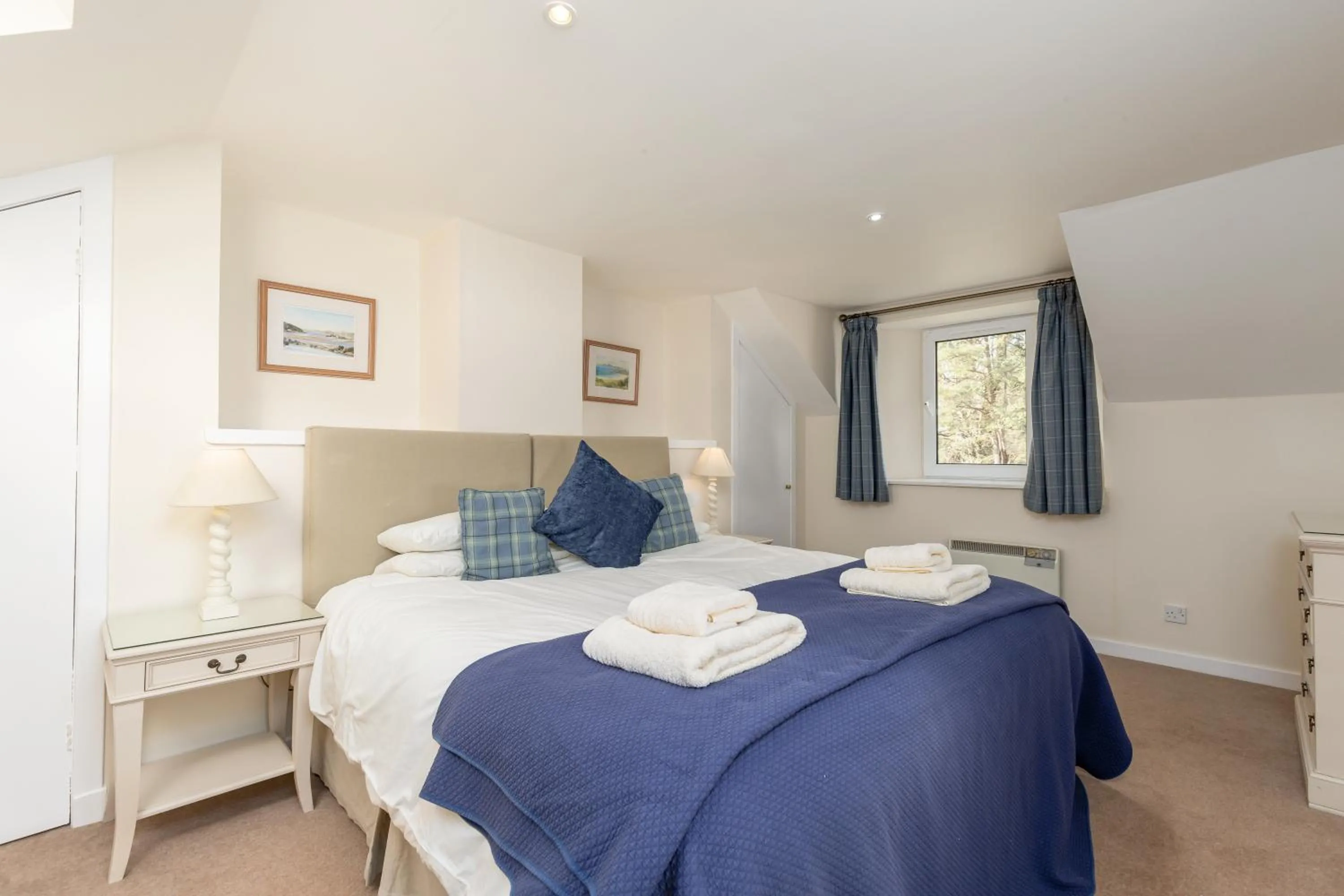 Photo of the whole room, Bed in Melfort Village