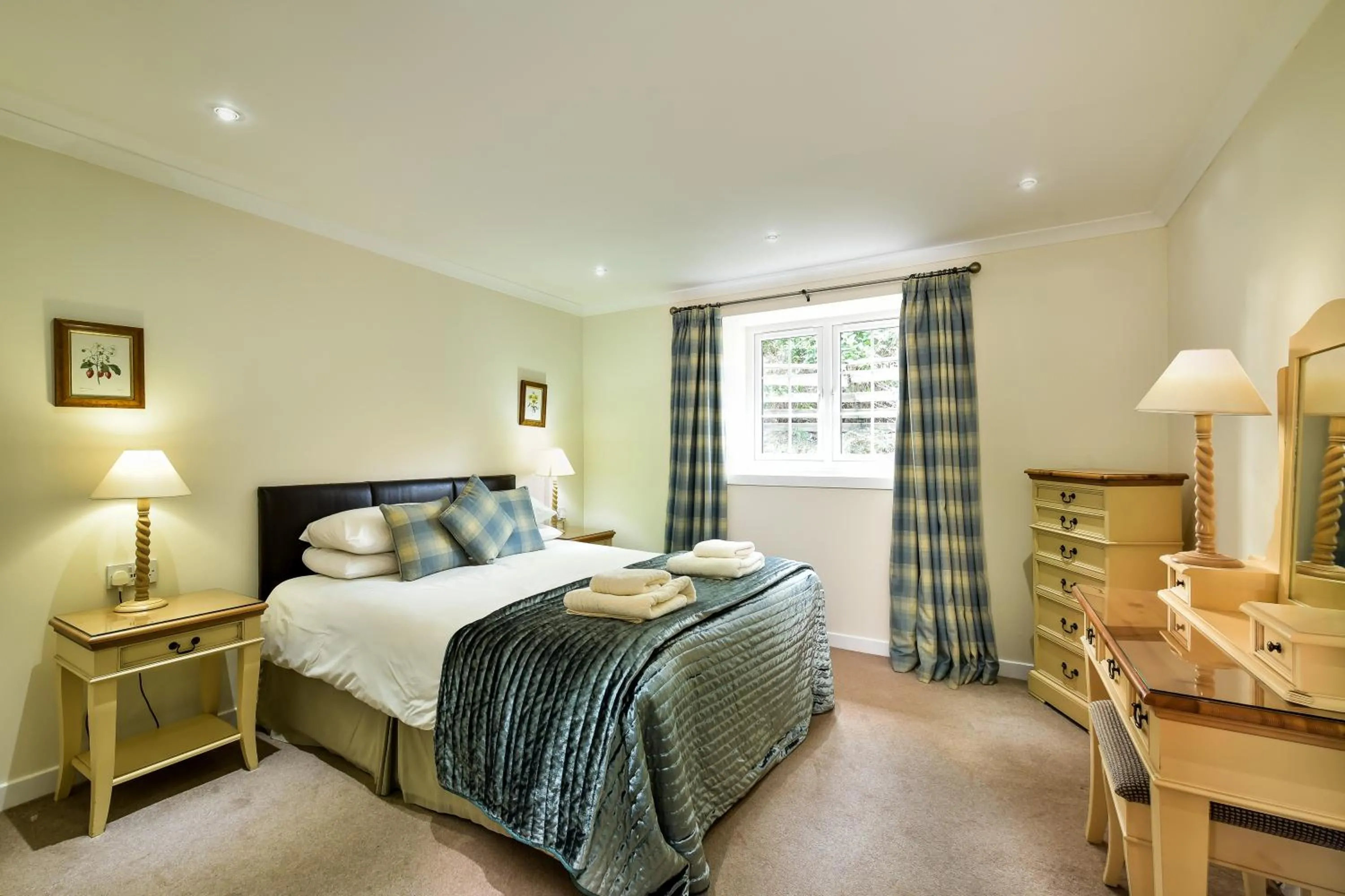 Bedroom, Bed in Melfort Village
