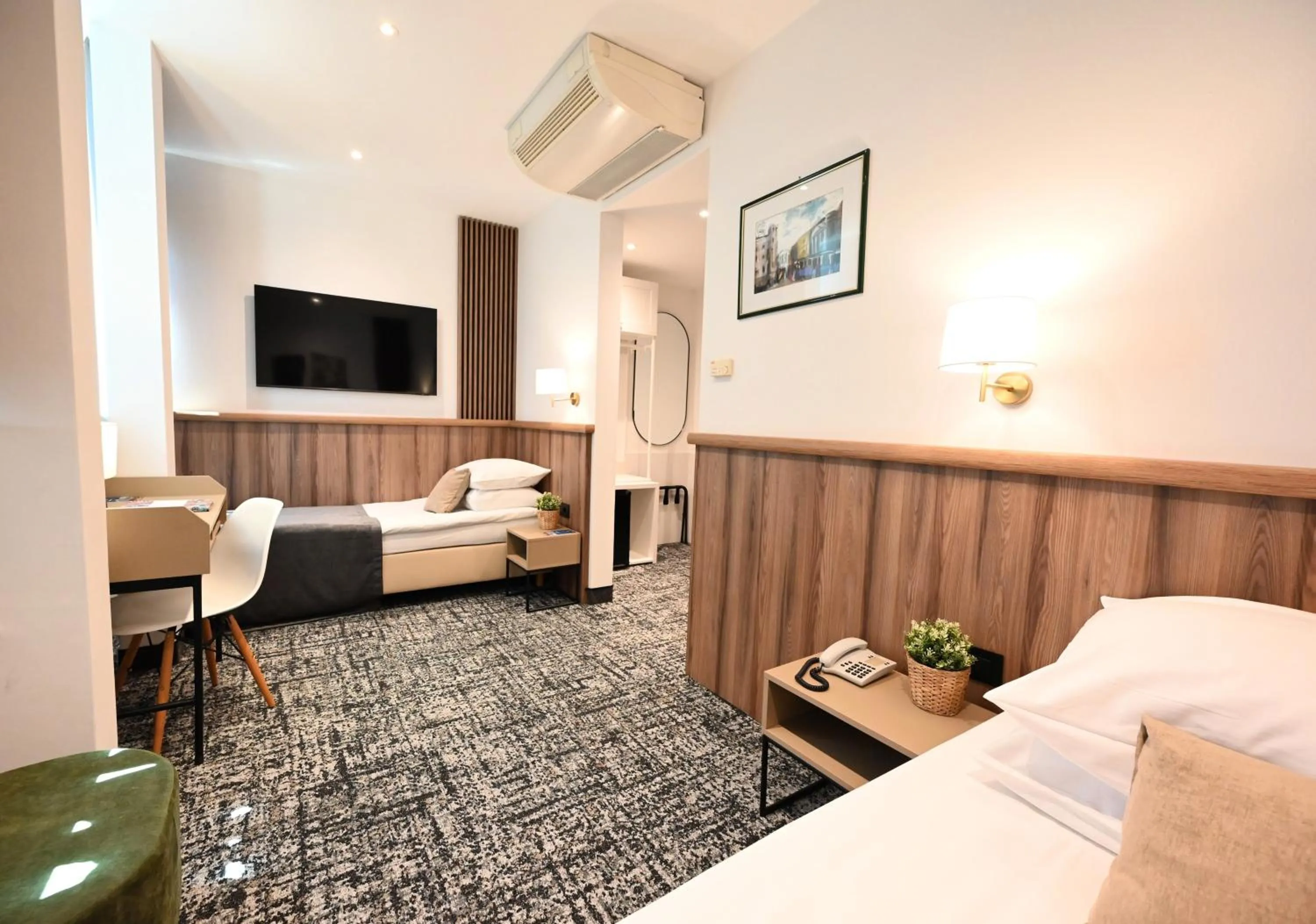 Photo of the whole room, Bed in Hotel Central