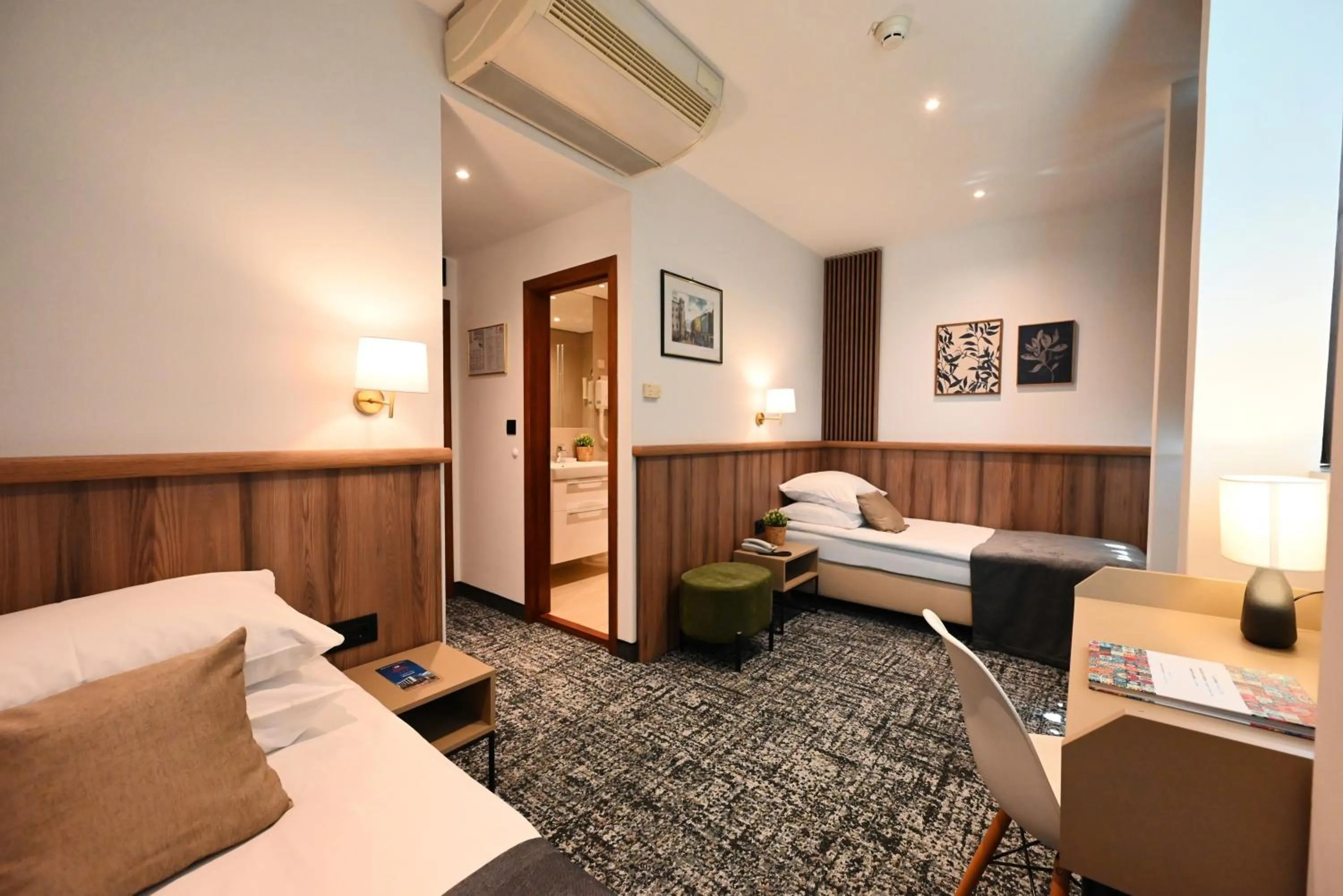 Photo of the whole room, Bed in Hotel Central