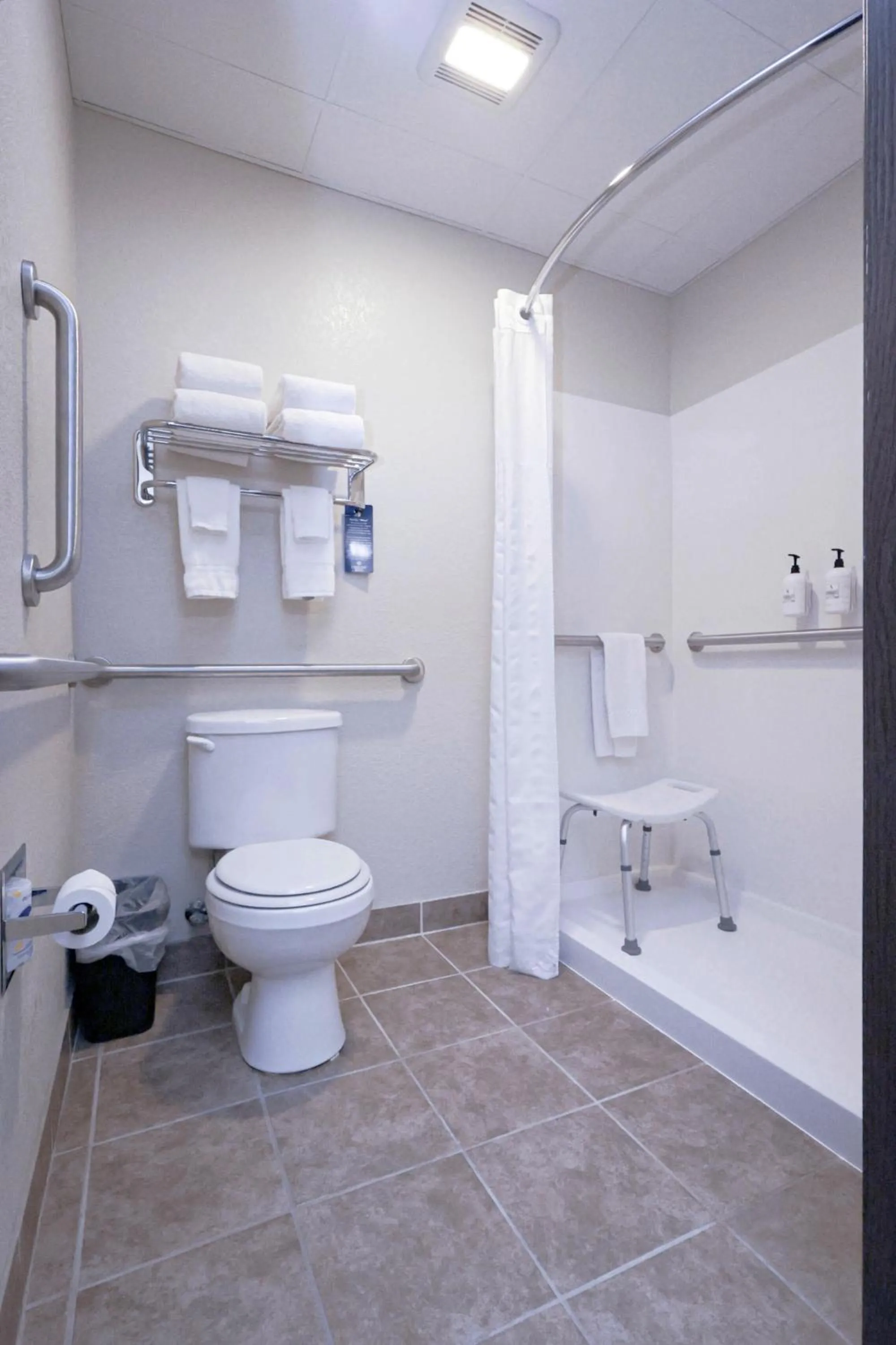 Bathroom in Cobblestone Inn & Suites Maryville