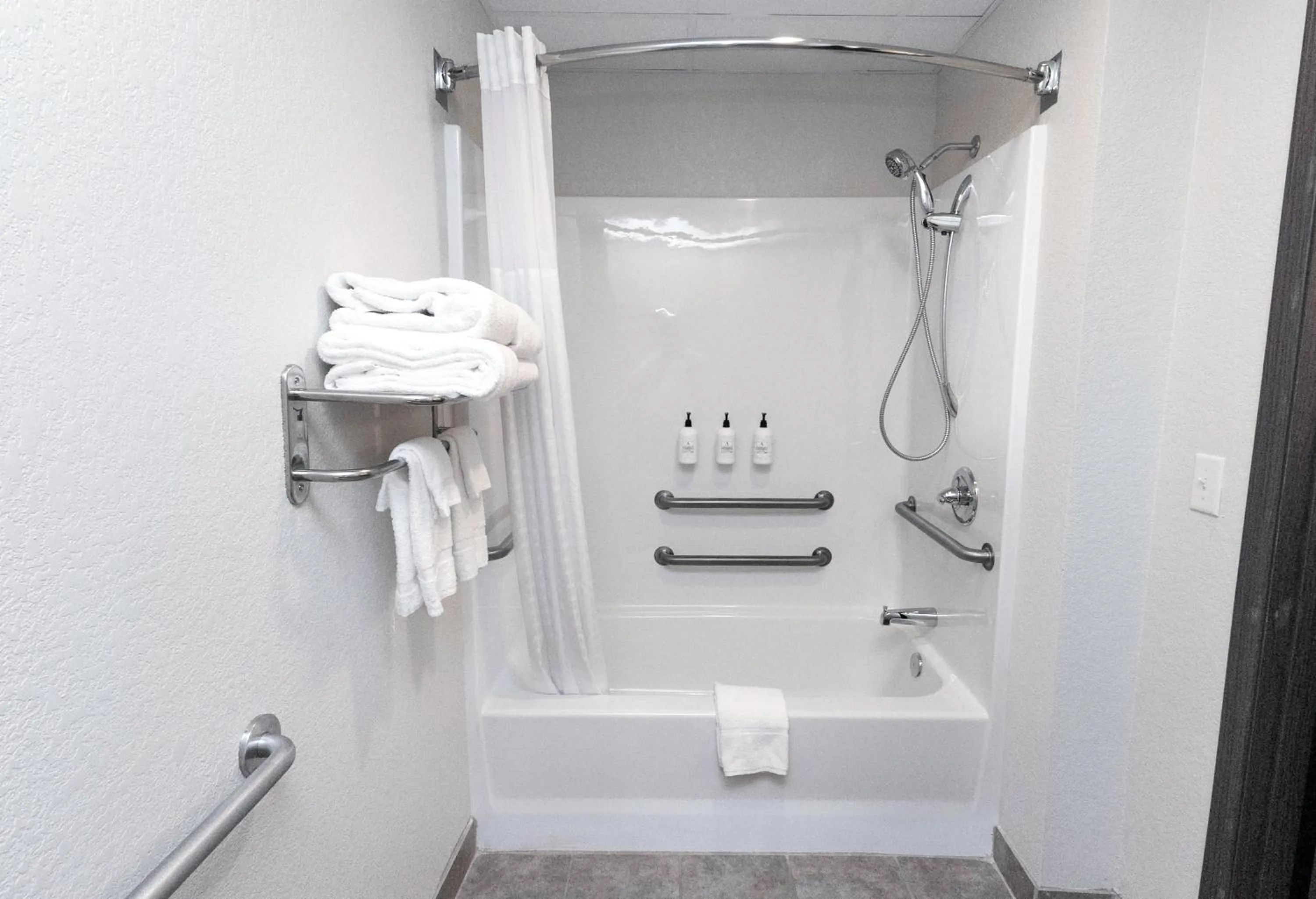 Bathroom in Cobblestone Inn & Suites Maryville