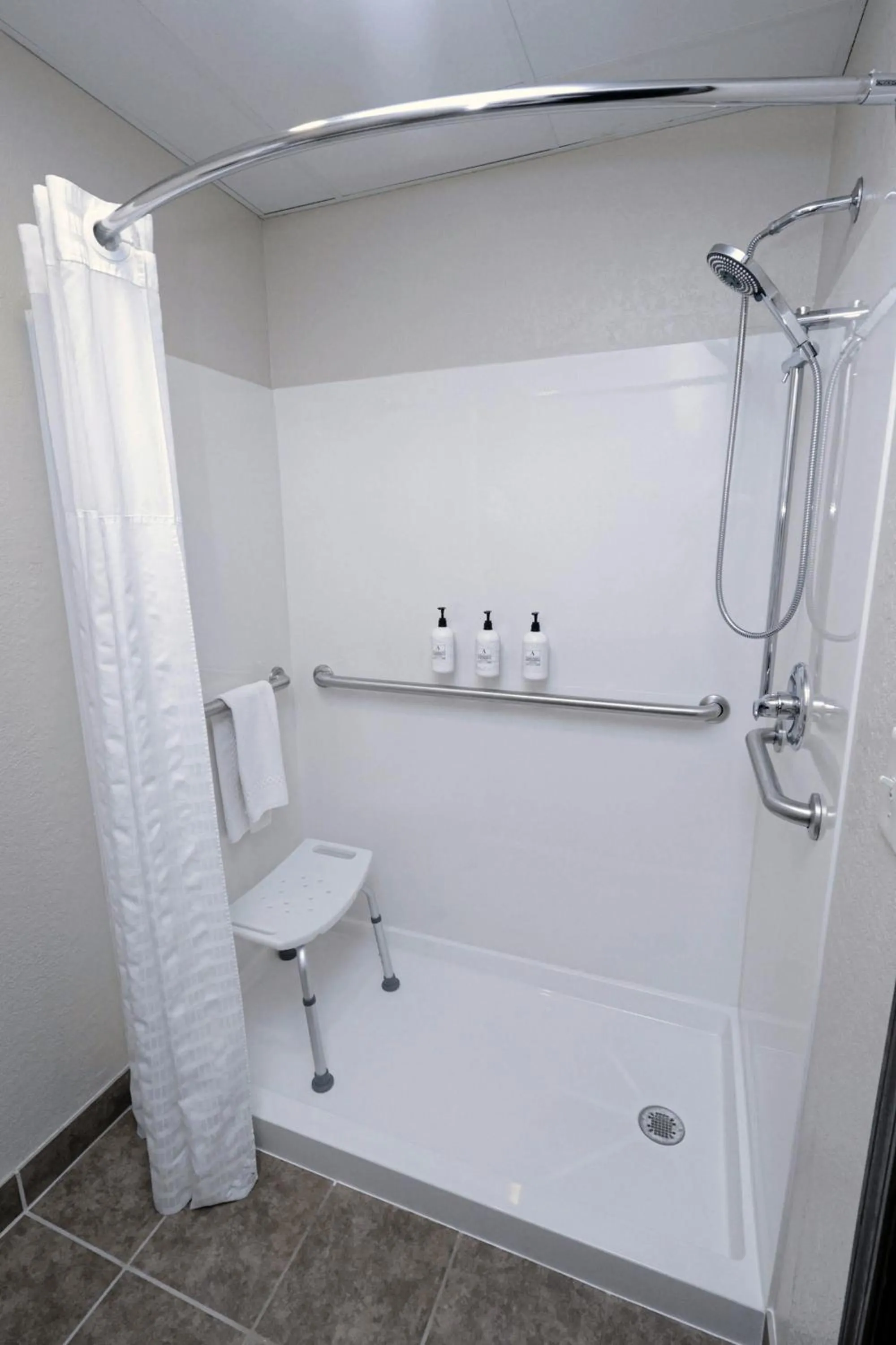 Shower in Cobblestone Inn & Suites Maryville
