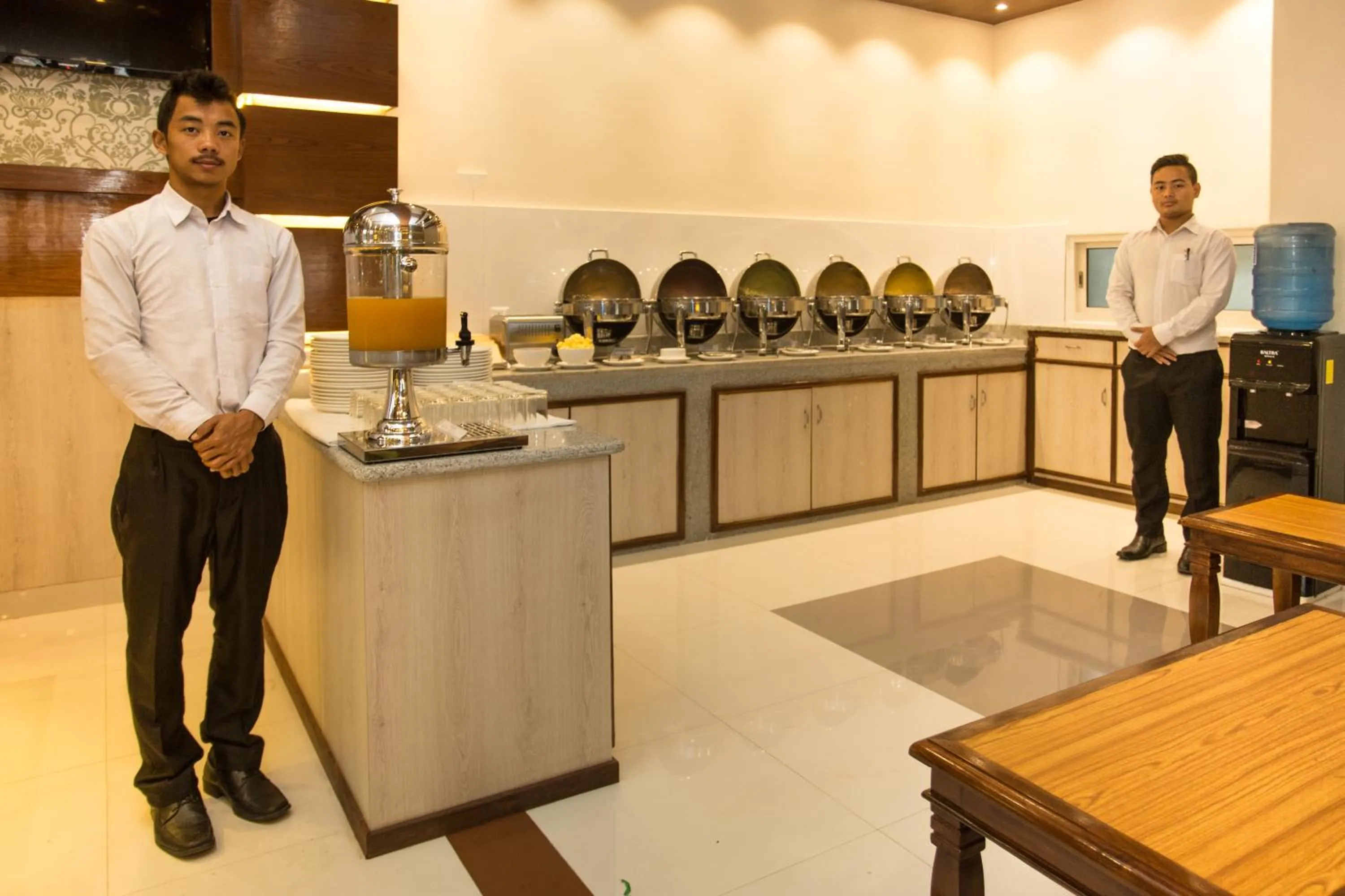 Restaurant/places to eat in Hotel White Pearl