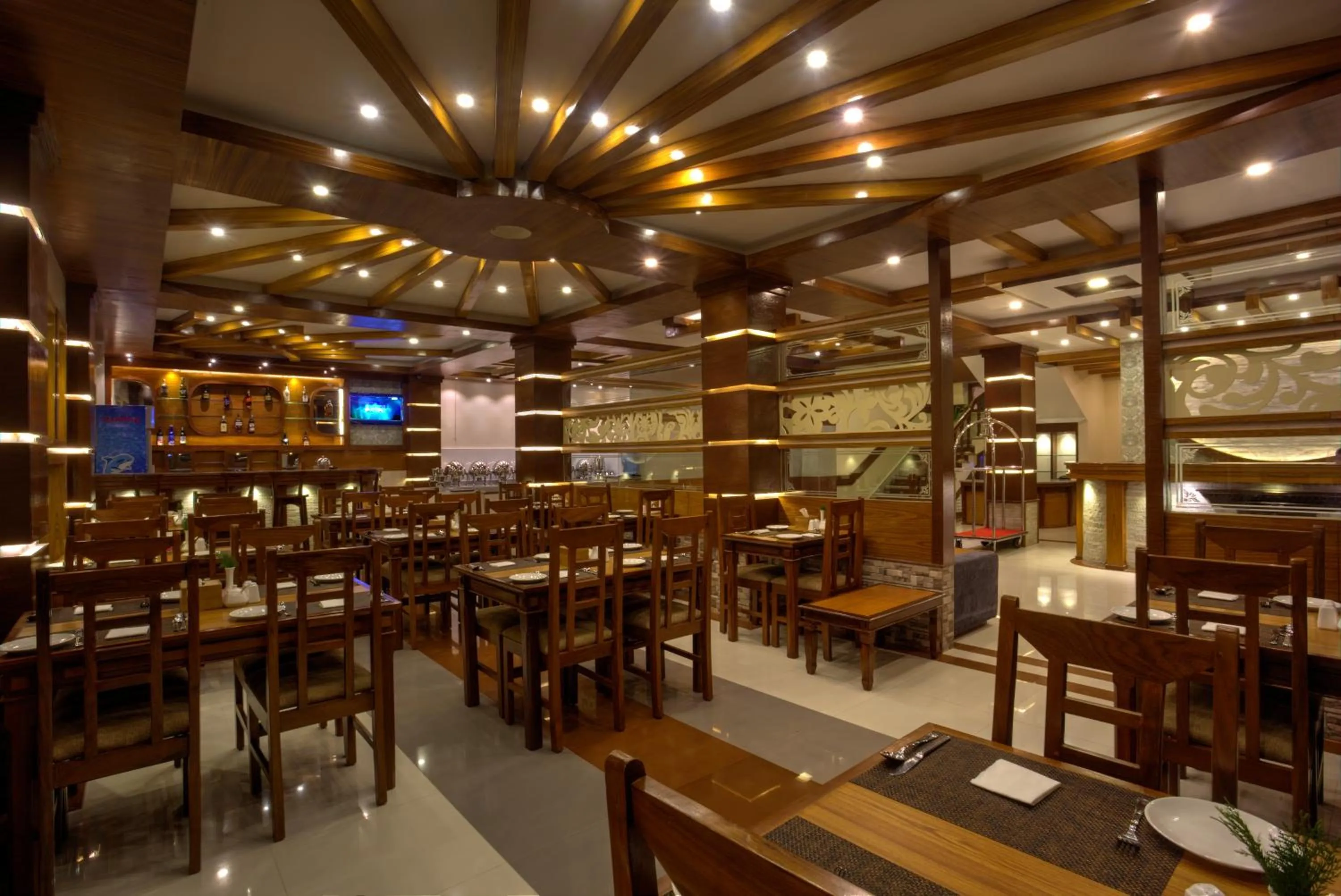 Restaurant/places to eat in Hotel White Pearl