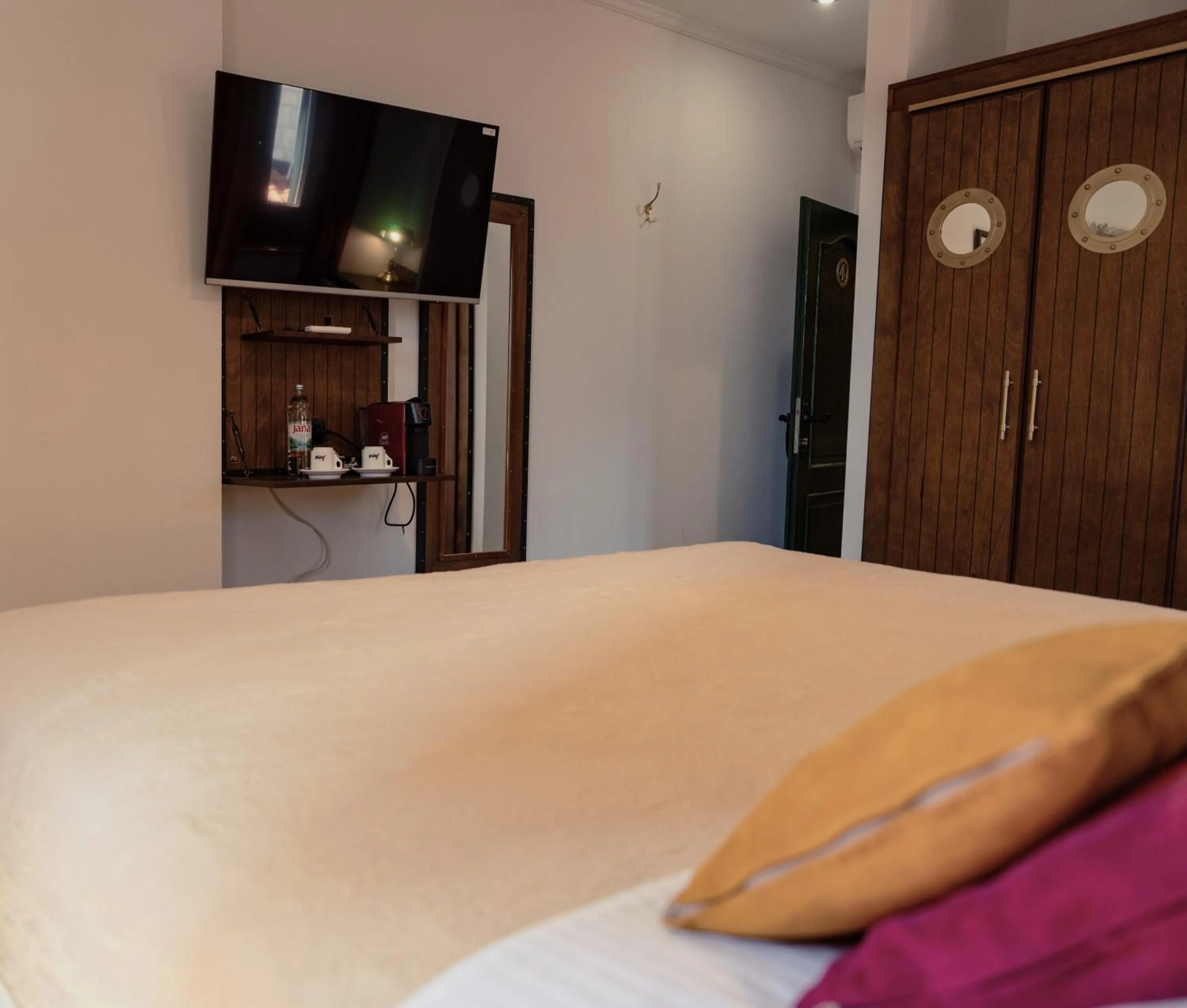 Coffee/tea facilities, Bed in Hotel Villa Diana