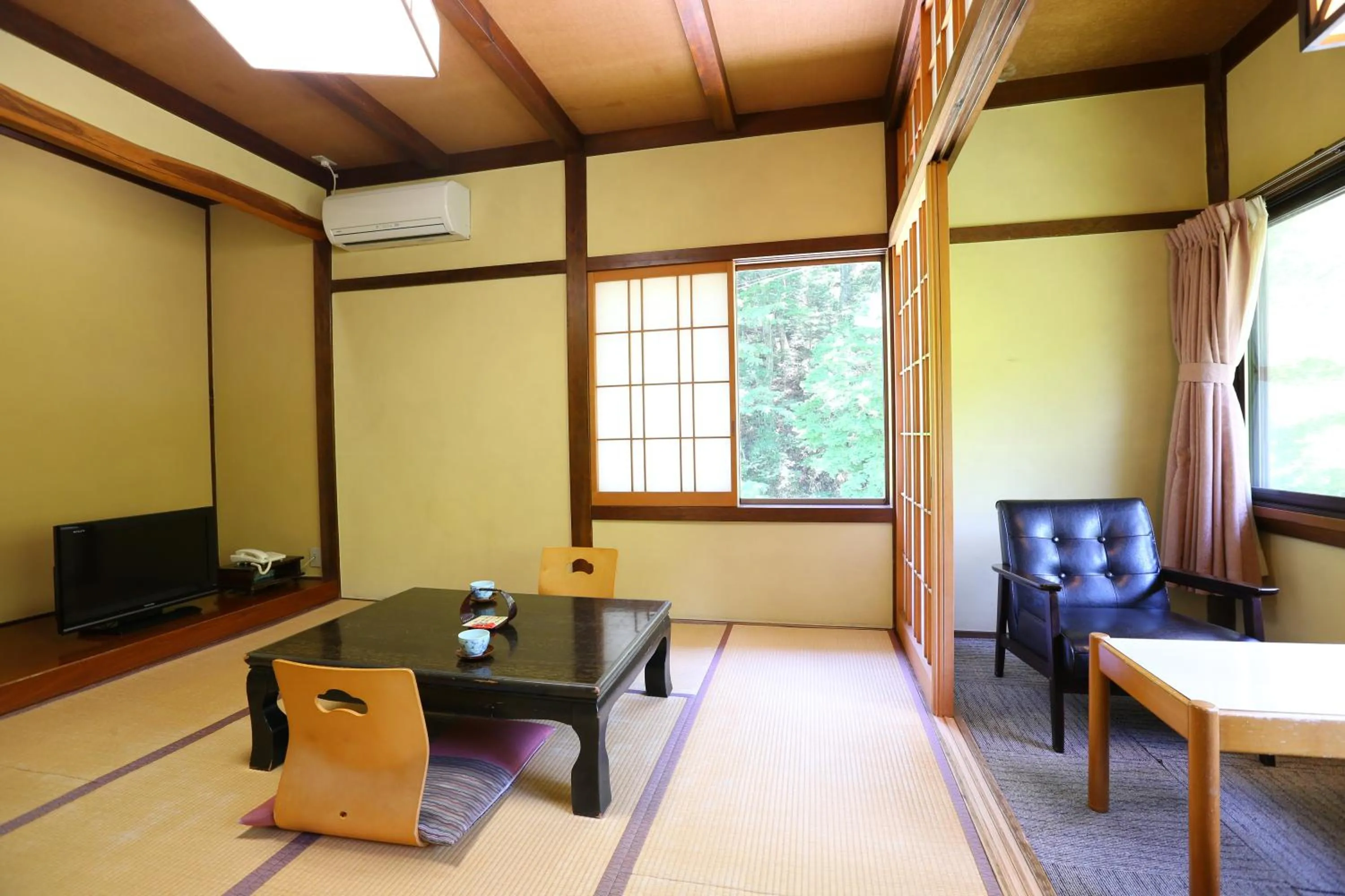 Photo of the whole room in Nukumorino-yado Komanoyu