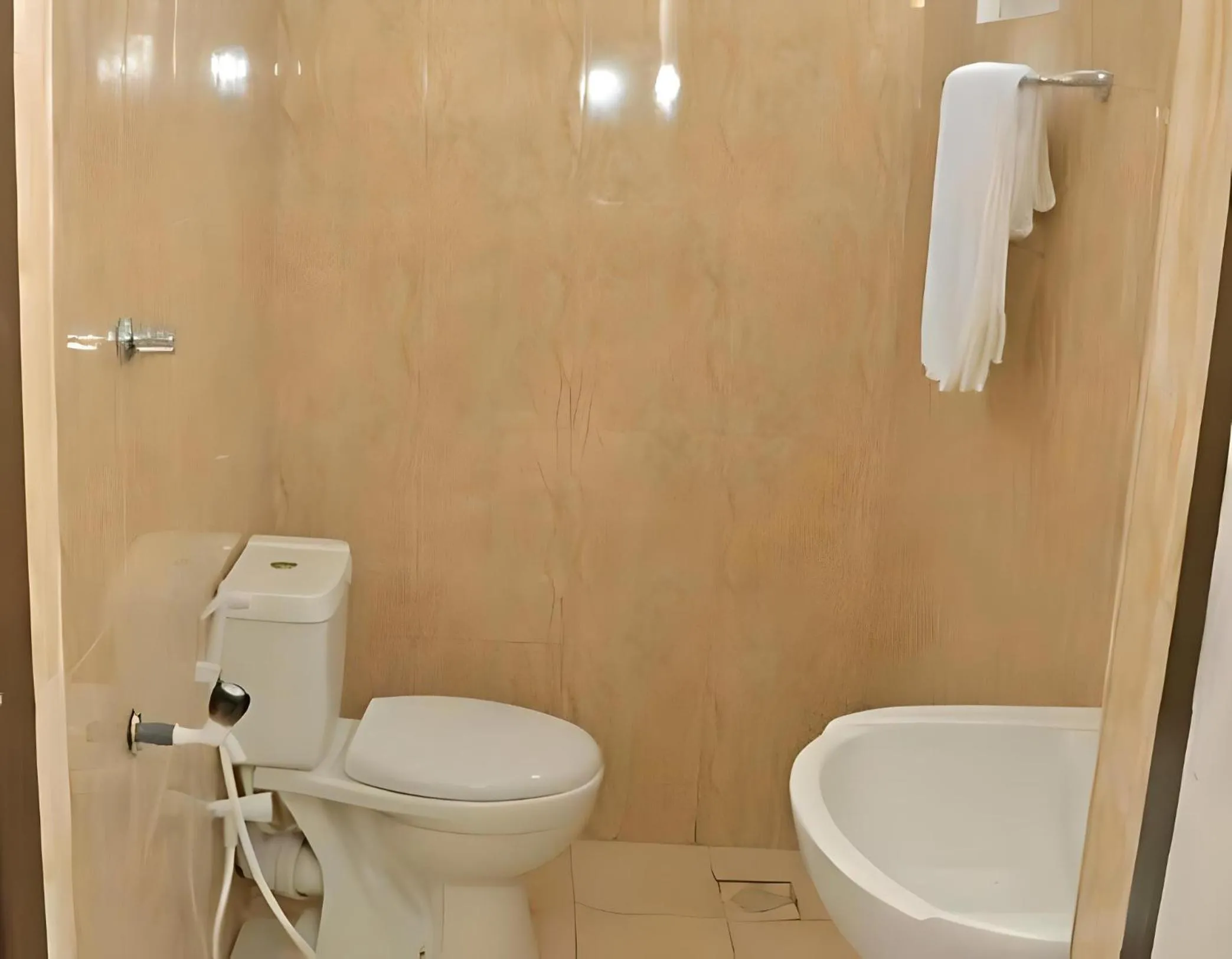 Bathroom in Traveller's Hostel Hikkaduwa