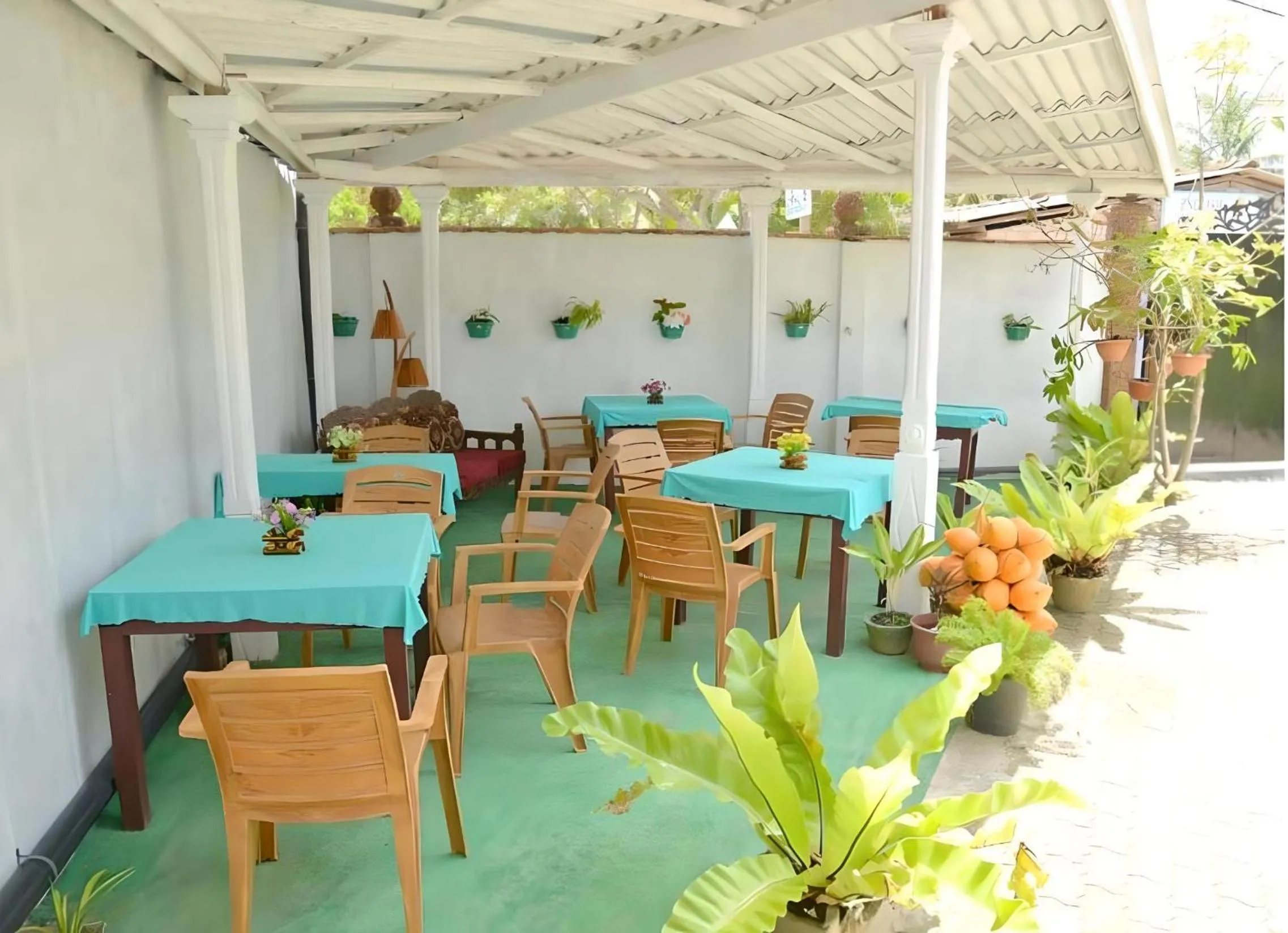 Dining area in Traveller's Hostel Hikkaduwa
