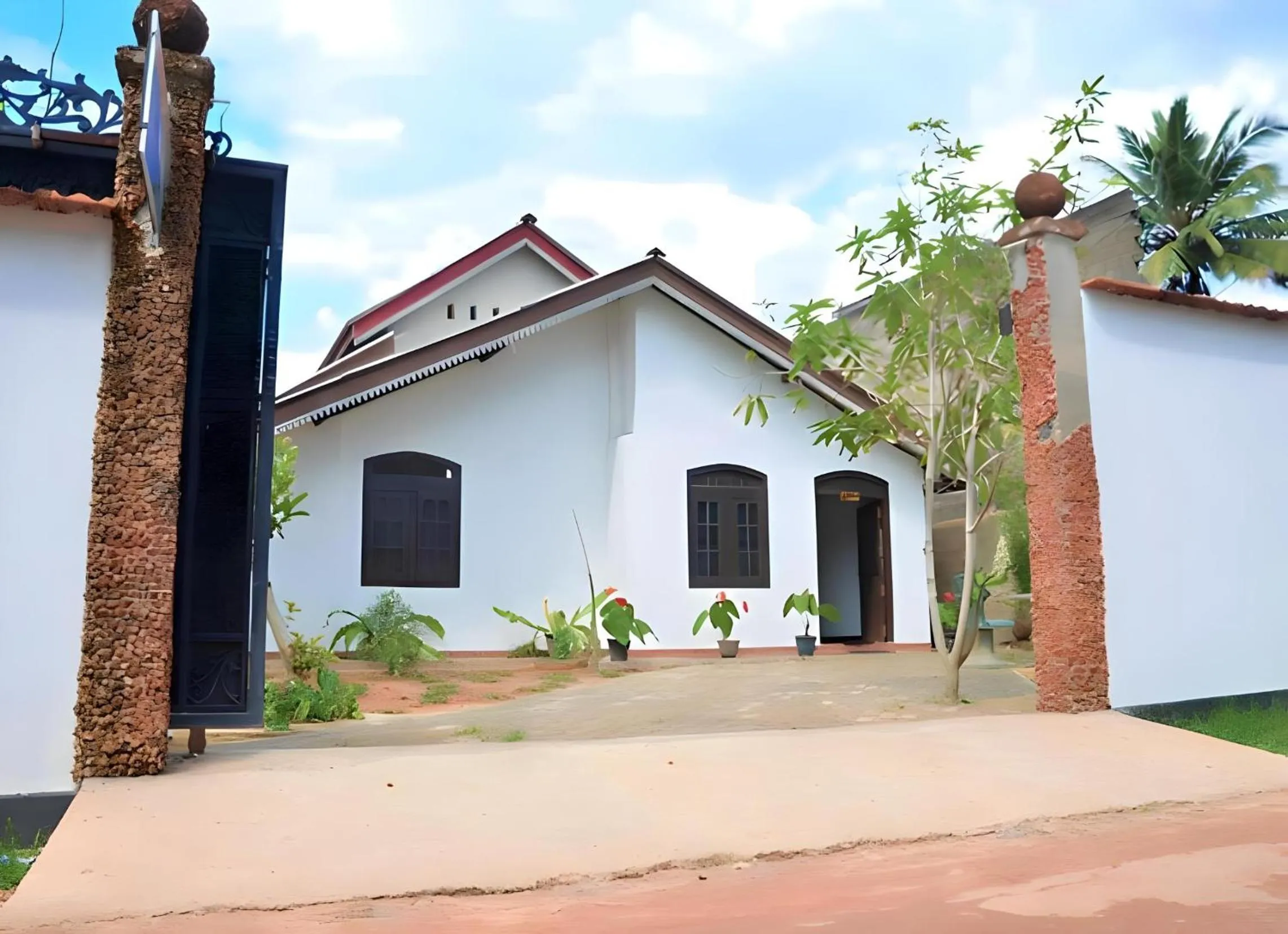 Property building in Traveller's Hostel Hikkaduwa