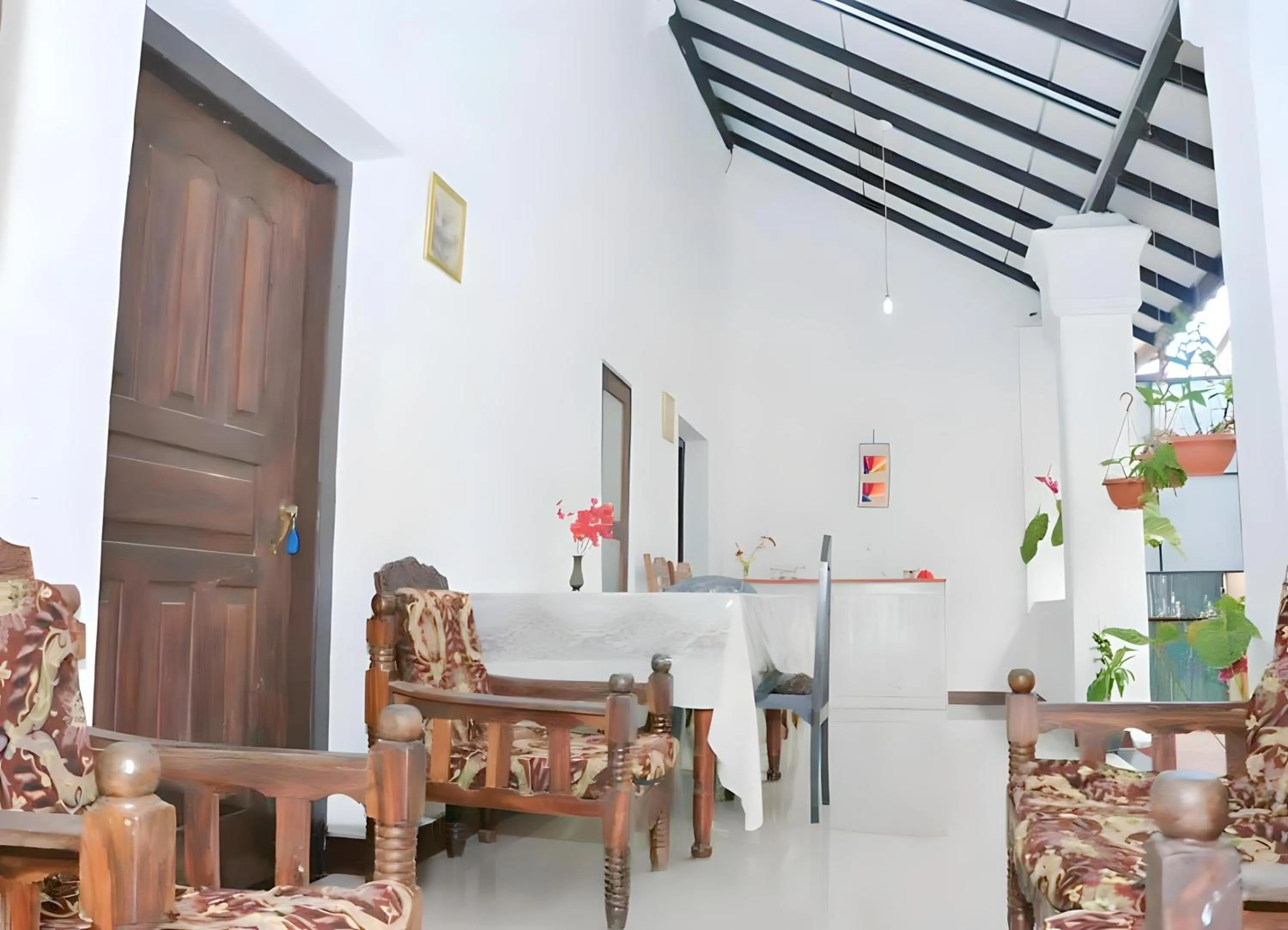 Dining area in Traveller's Hostel Hikkaduwa