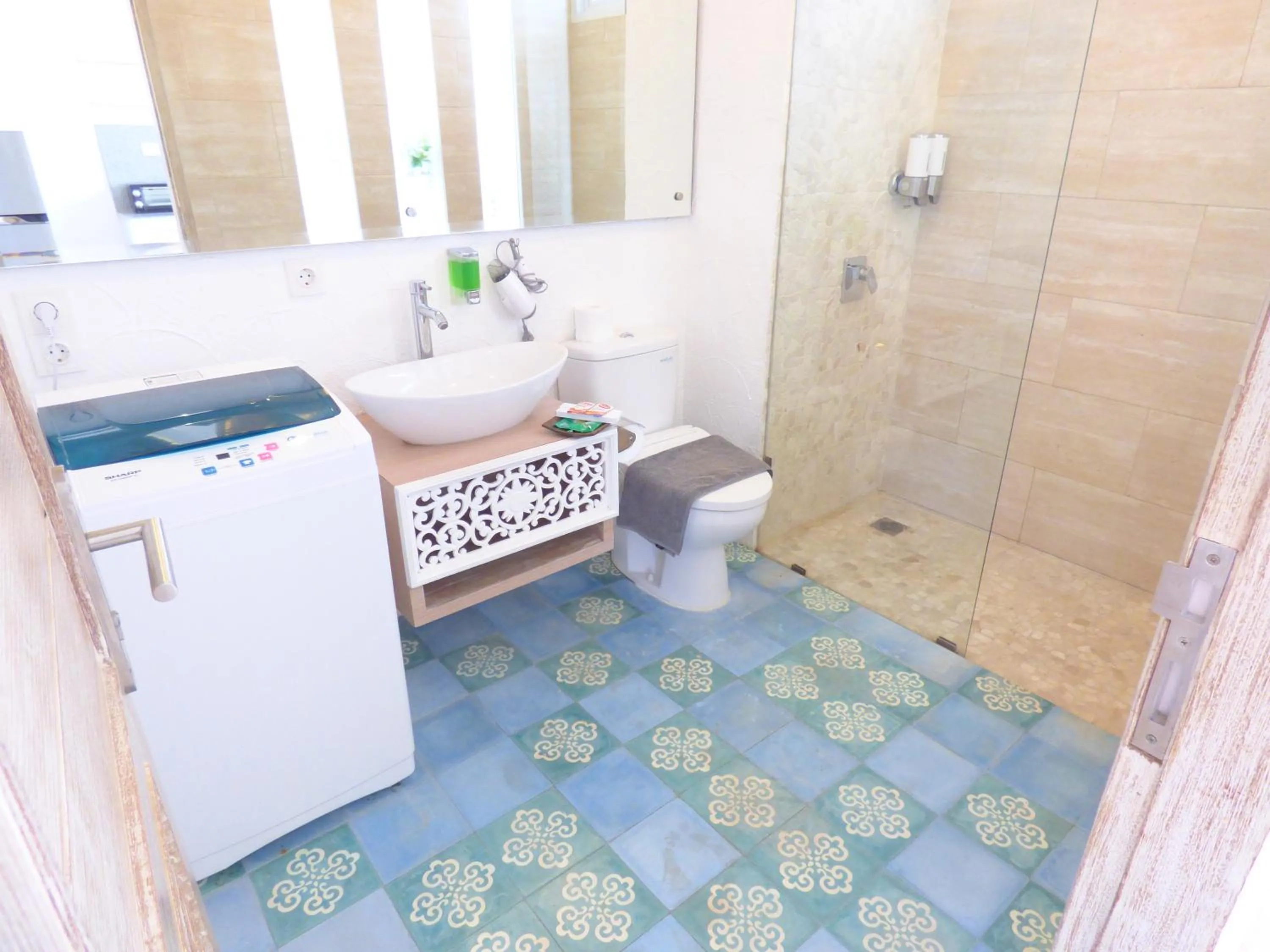 Shower in Green Studio Apartment Sanur