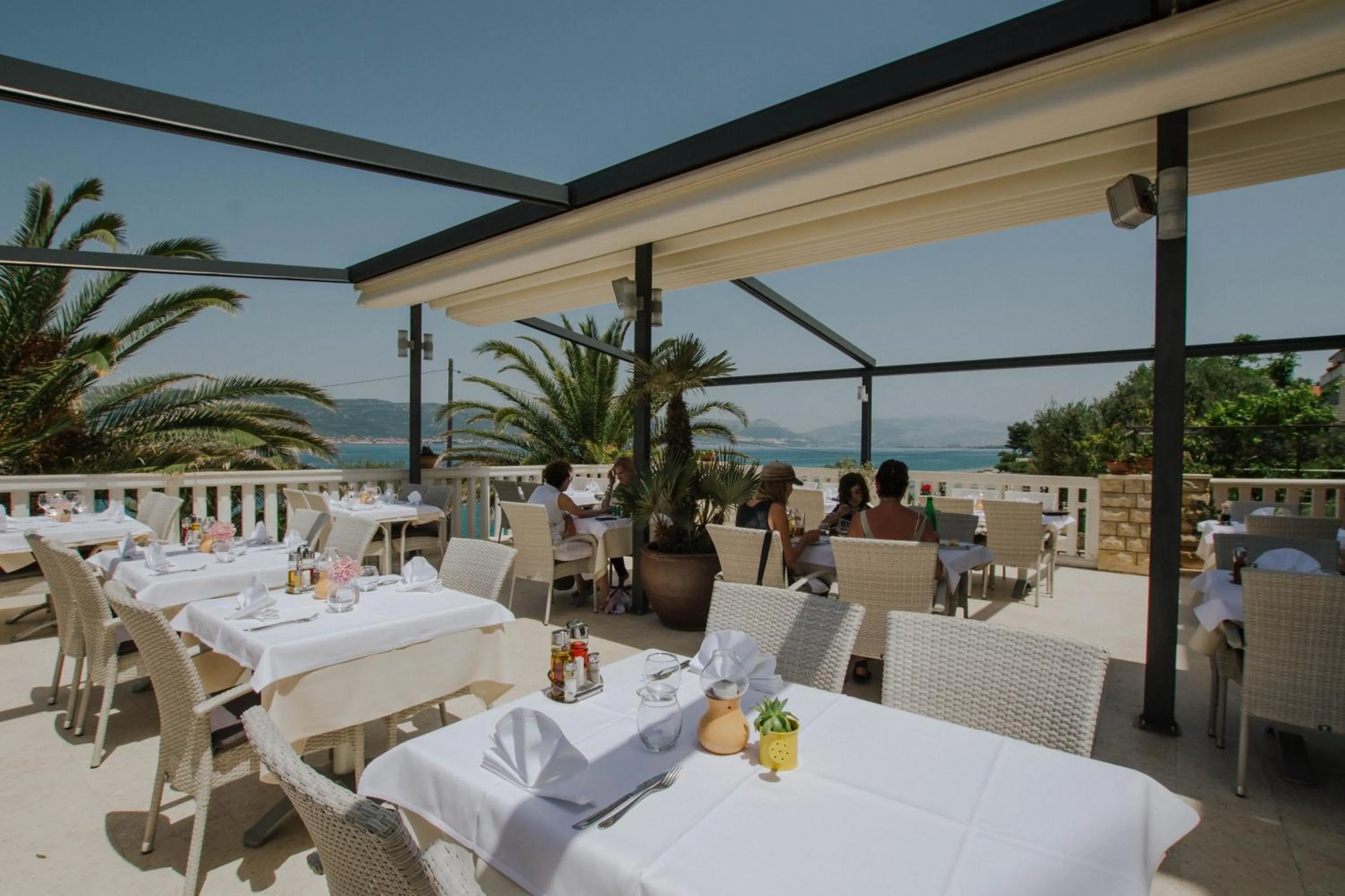 Restaurant/places to eat in Hotel Vila Tina