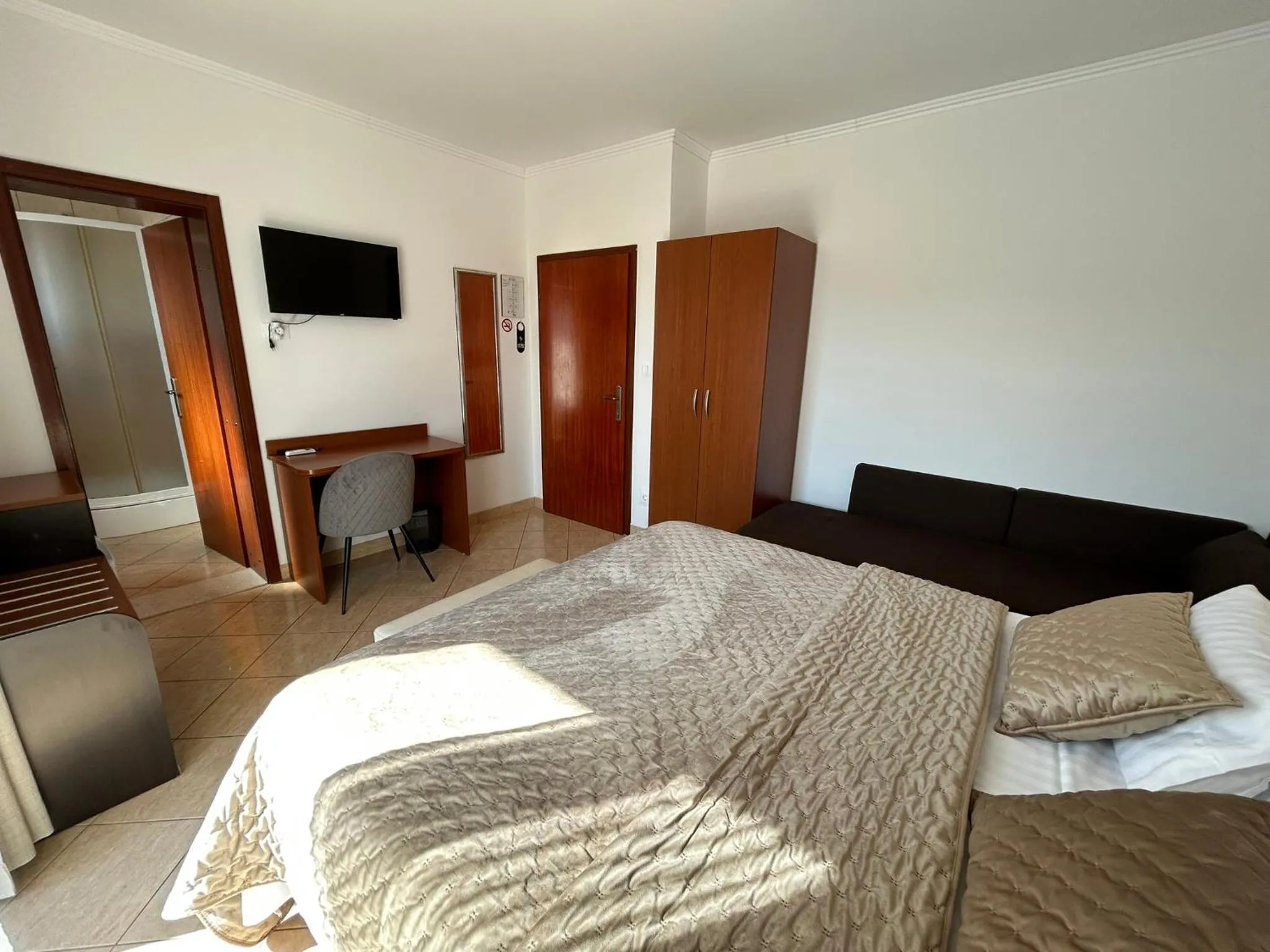 Toilet, Bed in Hotel Vila Tina