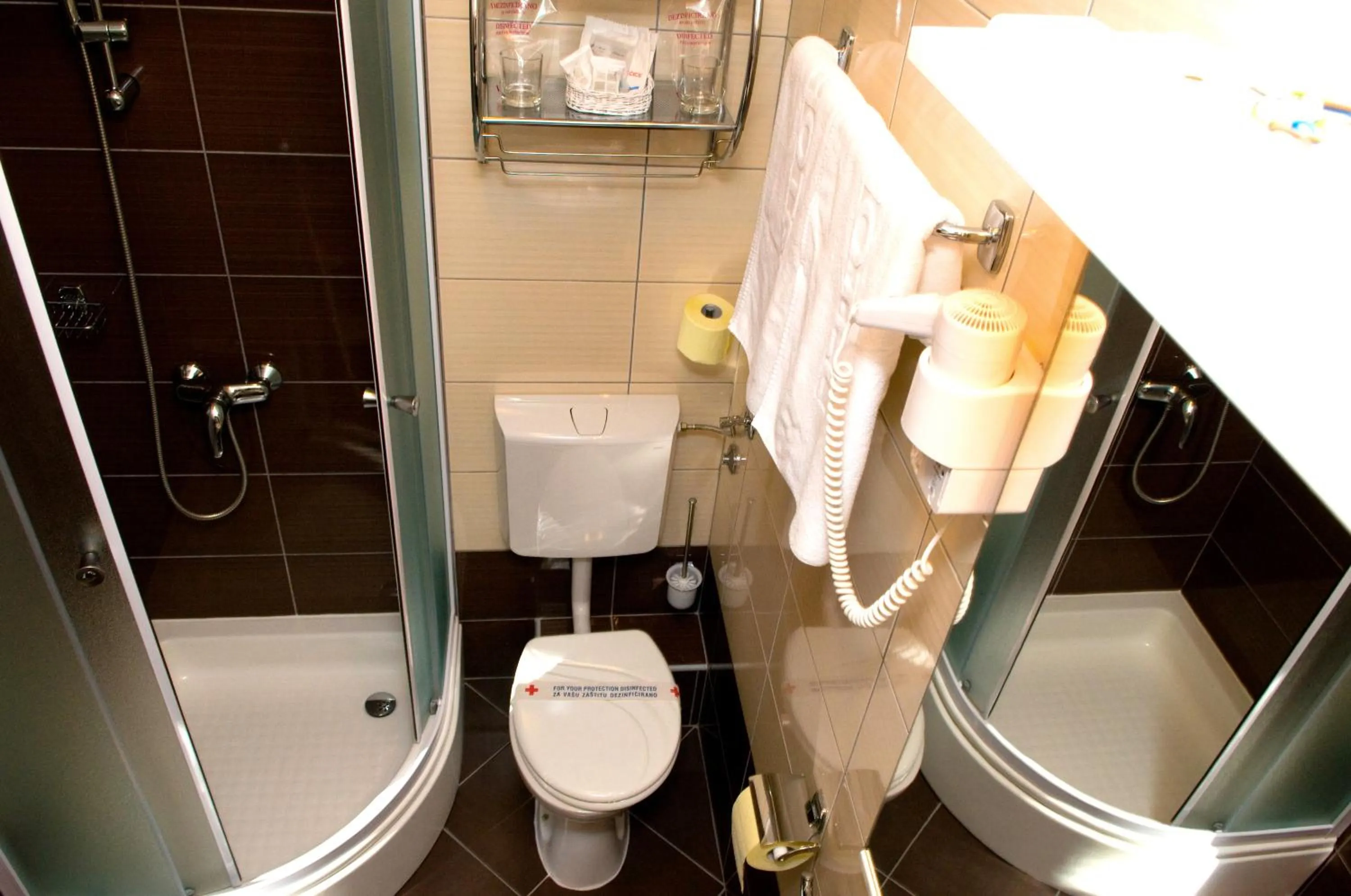 Shower in Hotel Vila Tina