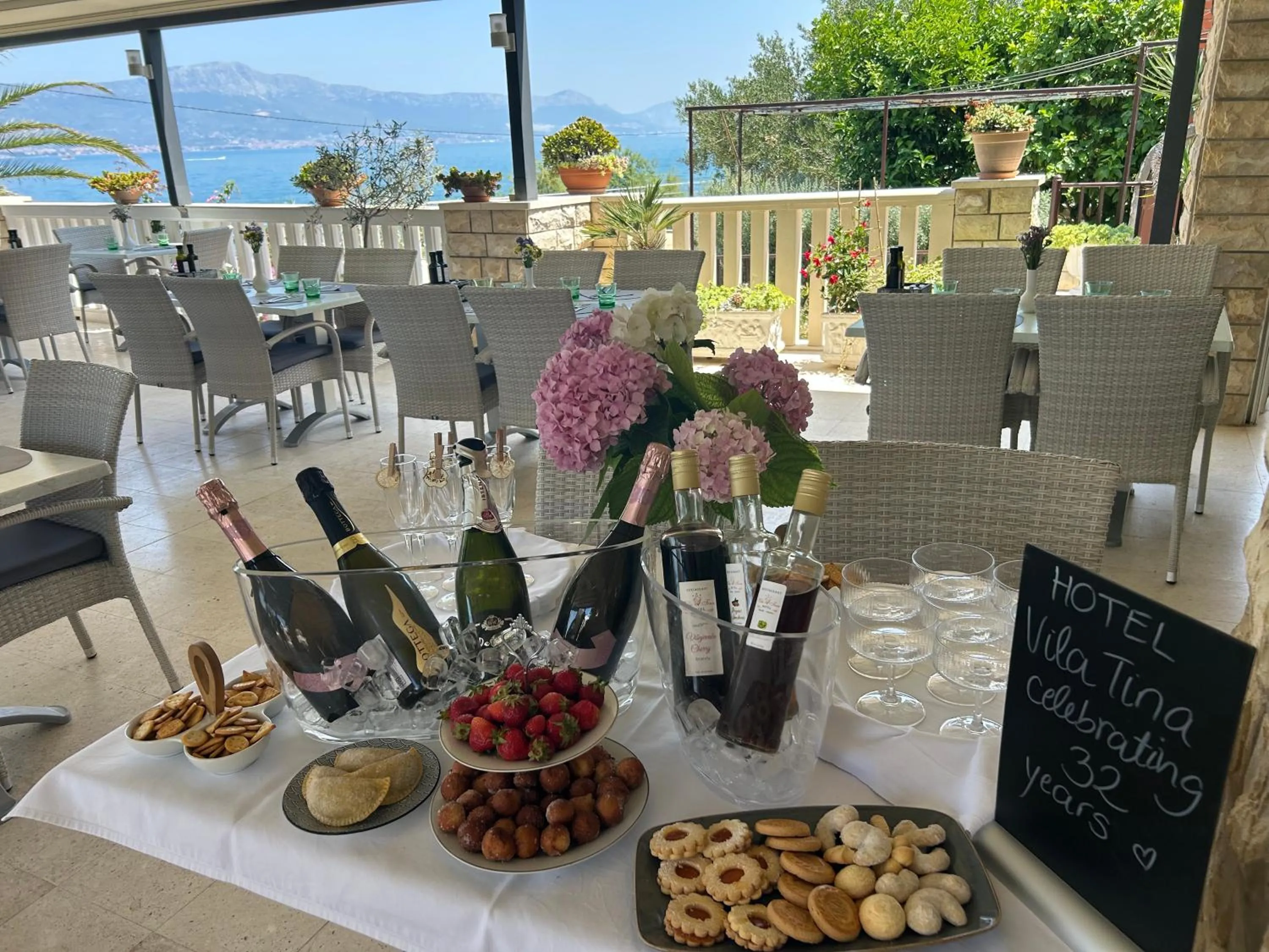 Restaurant/places to eat in Hotel Vila Tina