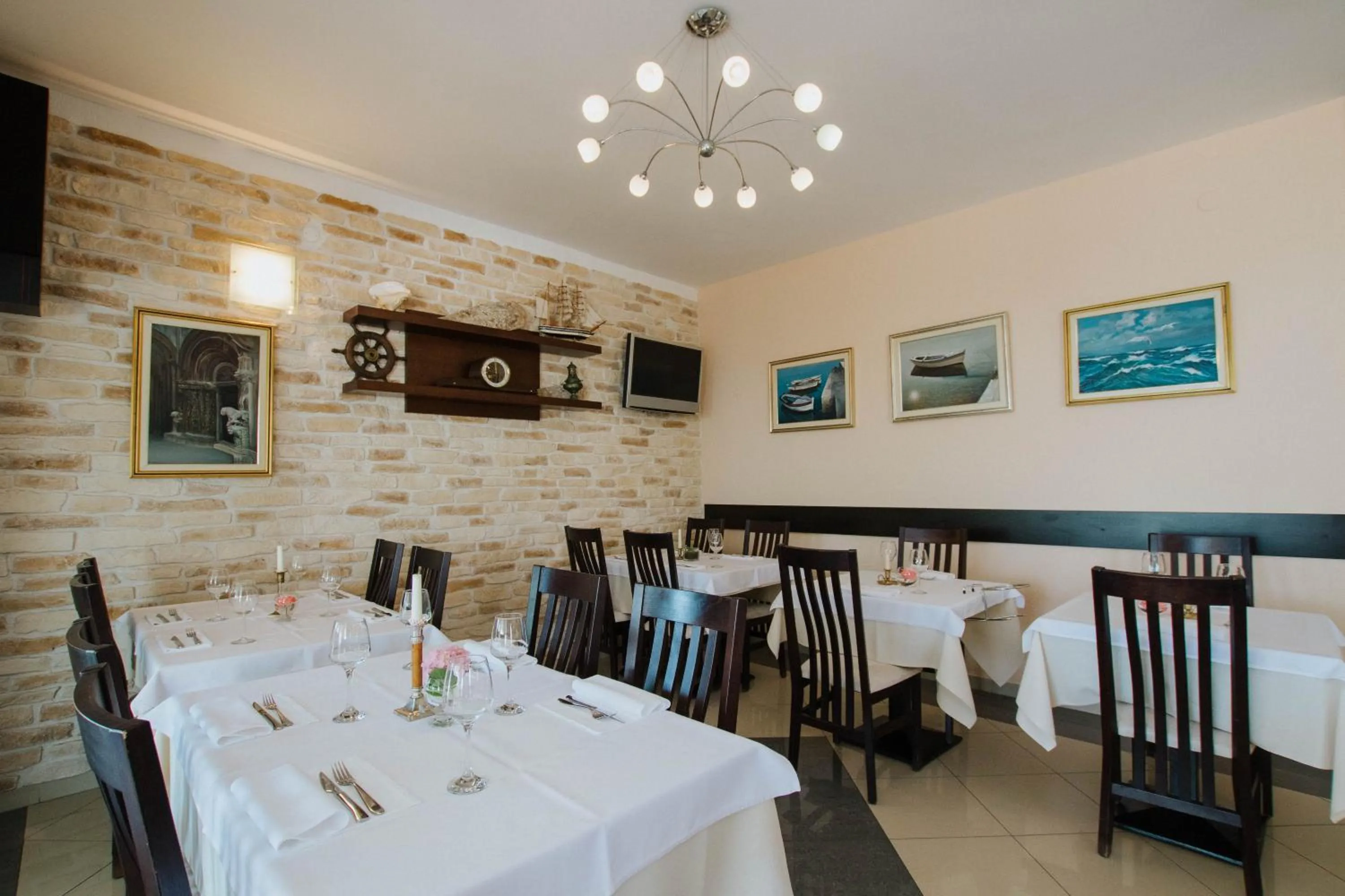 Restaurant/places to eat in Hotel Vila Tina