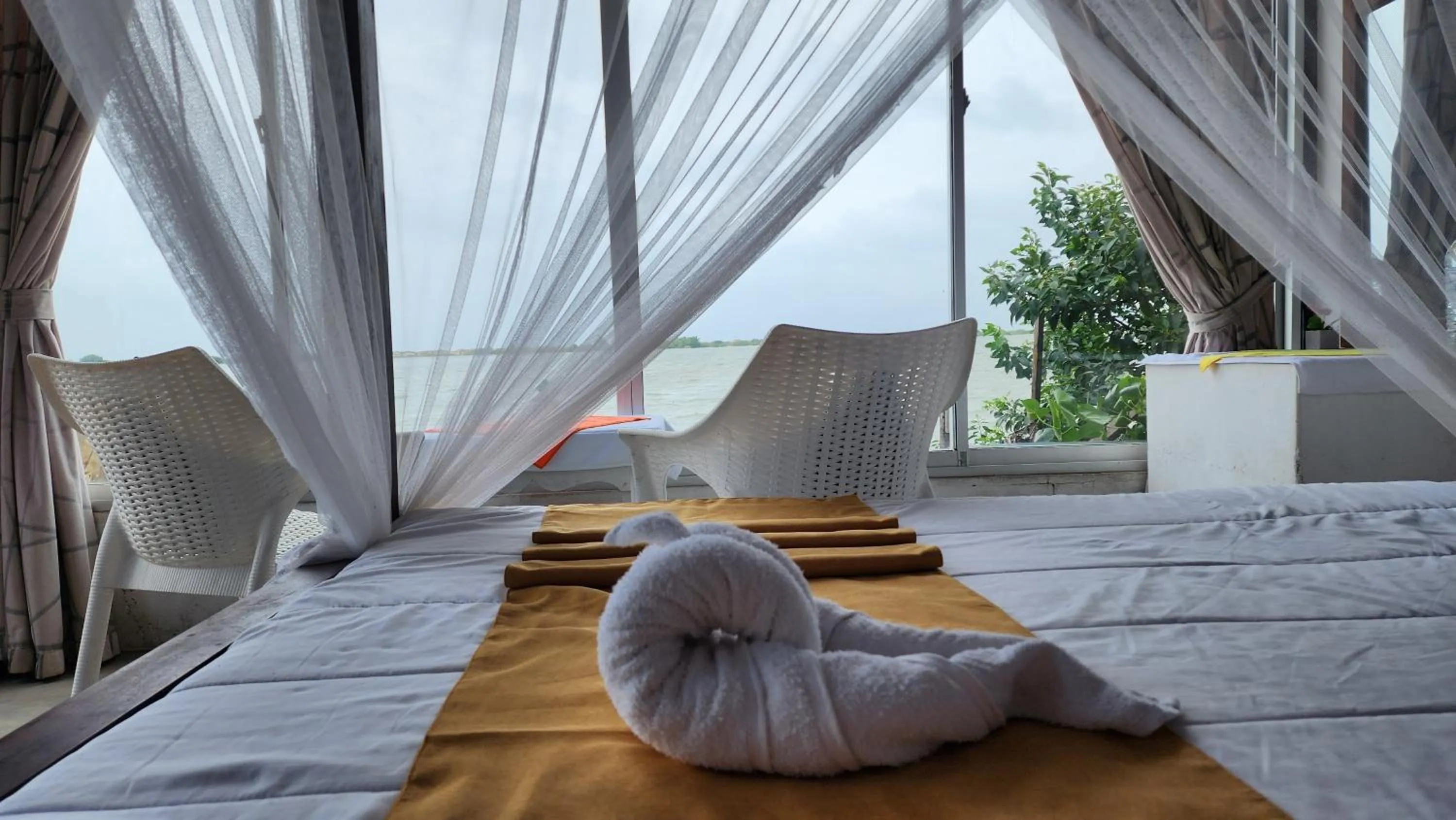 Bed in Dinuda Lagoon Hotel