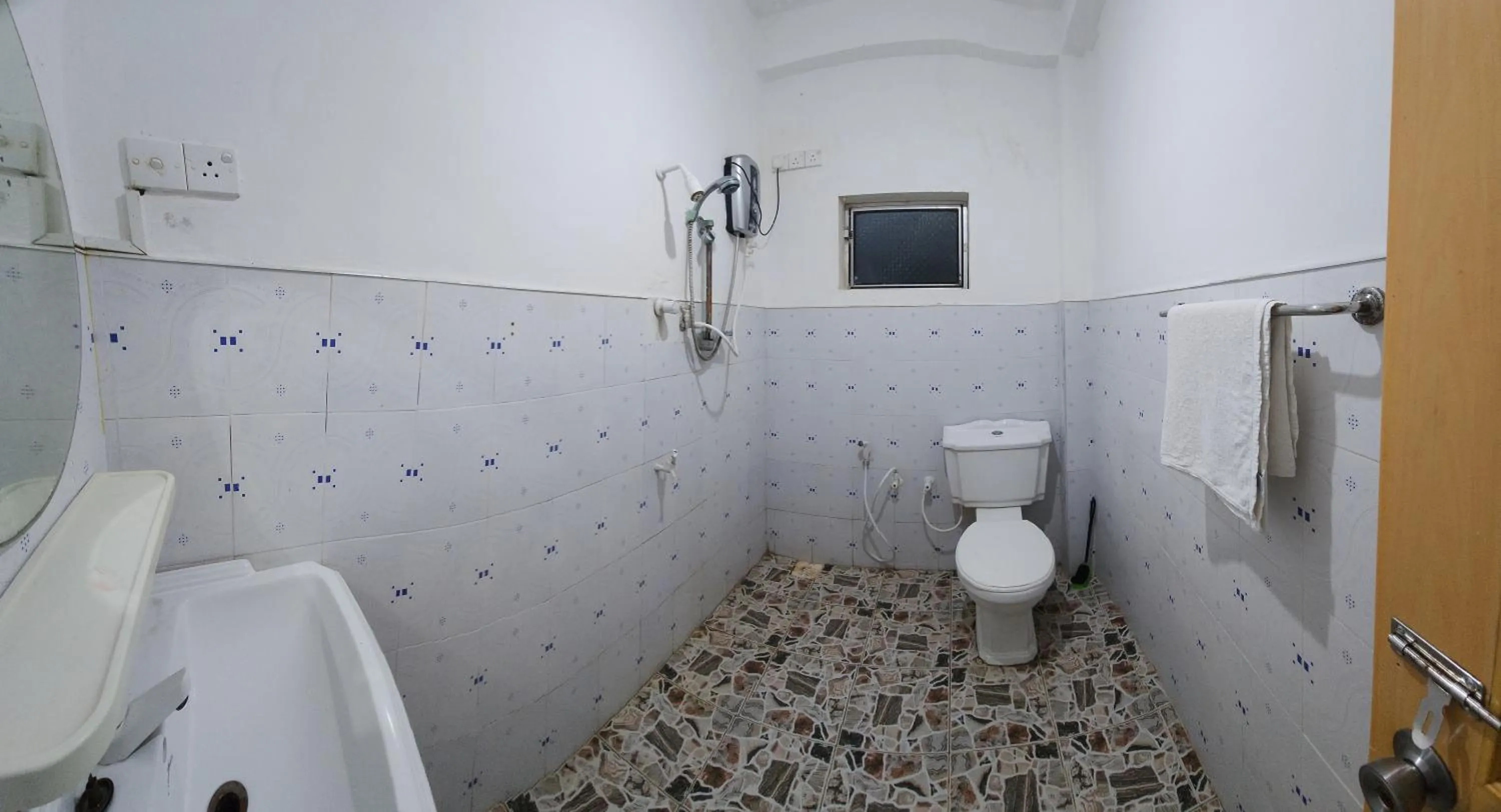 Bathroom in Dinuda Lagoon Hotel