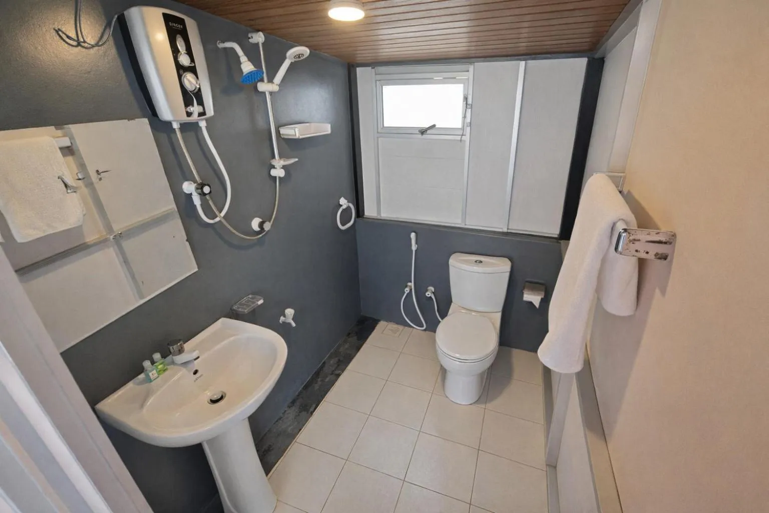 Bathroom in Dinuda Lagoon Hotel