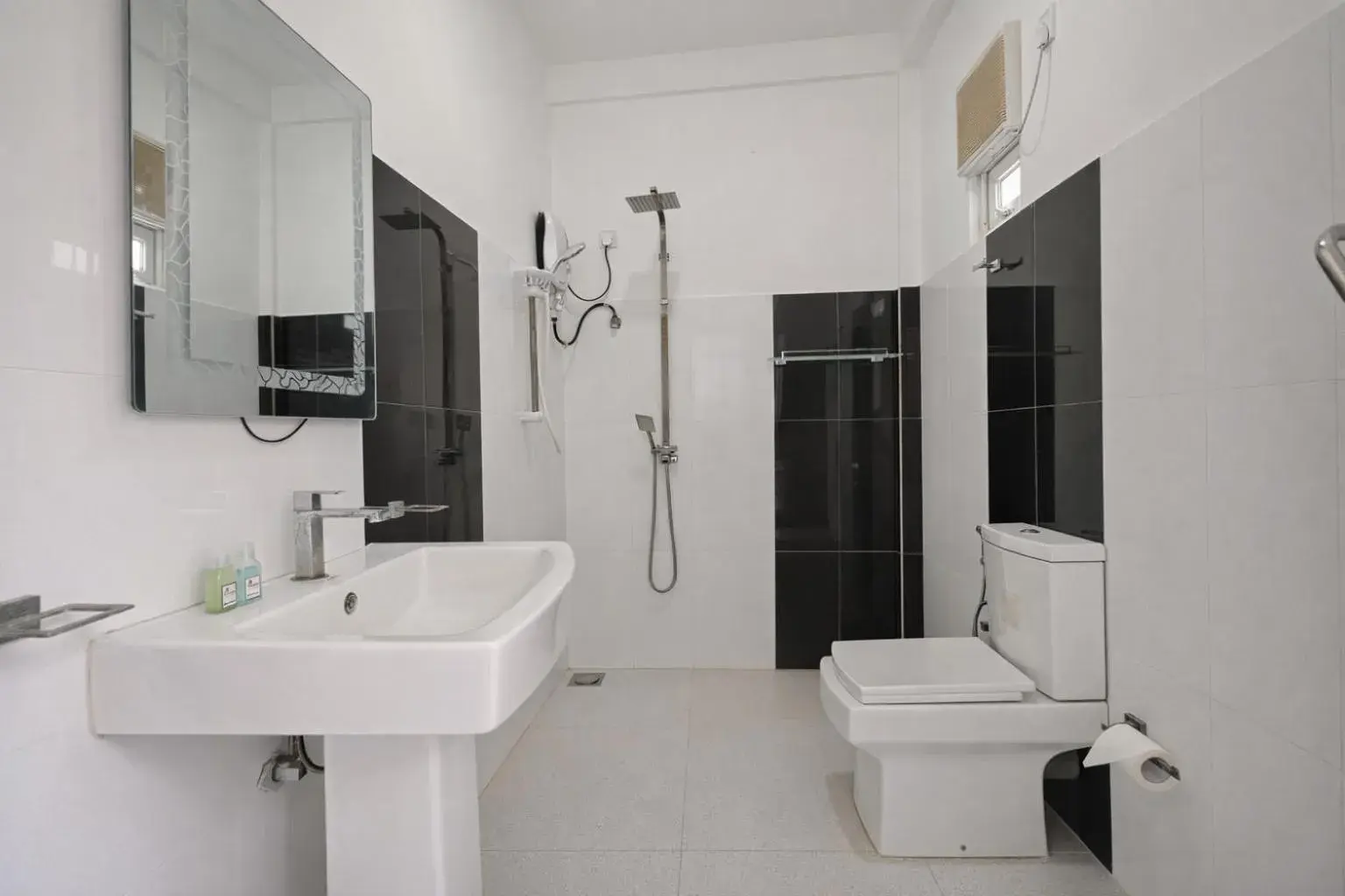 Bathroom in Dinuda Lagoon Hotel Bathroom in Dinuda Lagoon Hotel