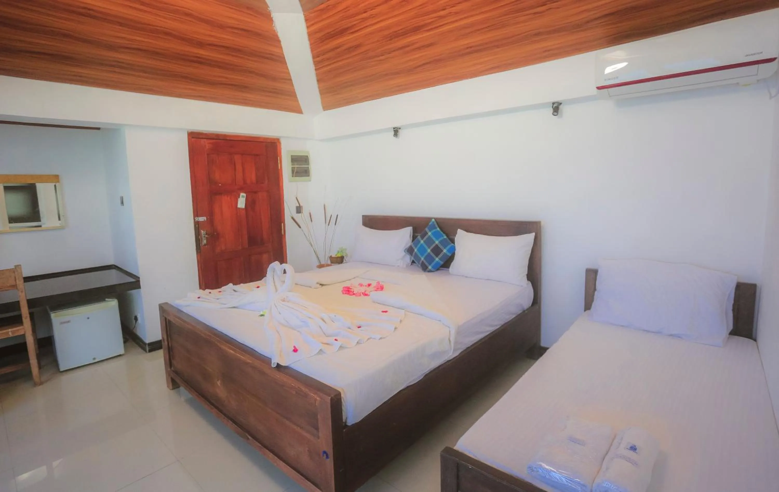 Deluxe Double Room with Balcony and Sea View in Dinuda Lagoon Hotel