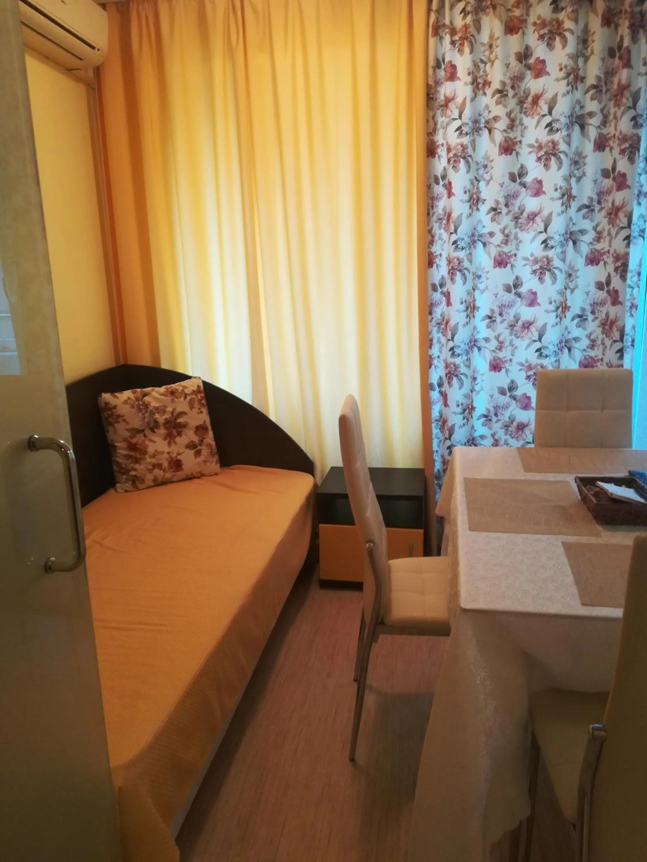 Living room, Bed in Apartments Victoria