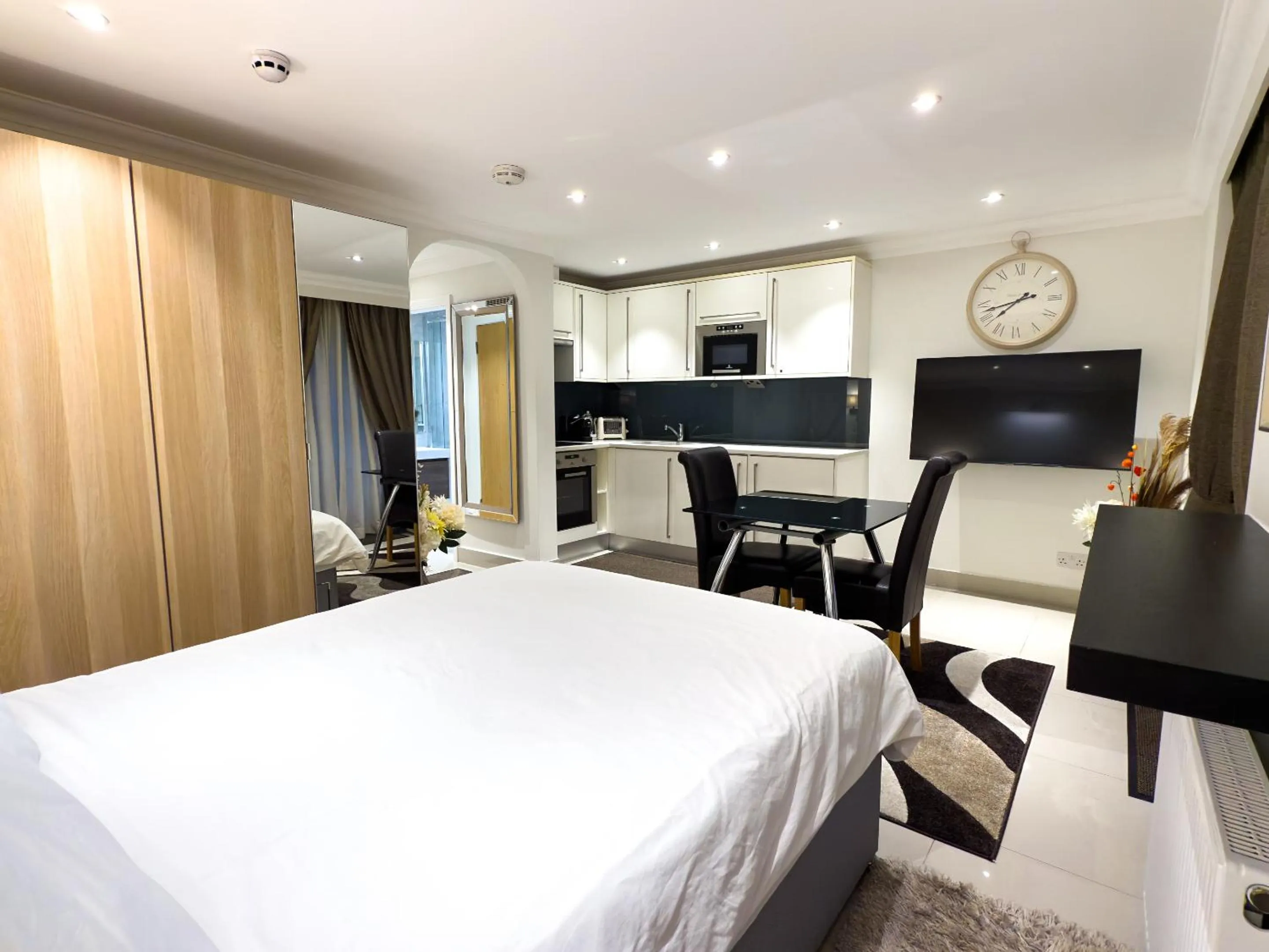 Kitchen or kitchenette, Bed in Marylebone Village Apartments