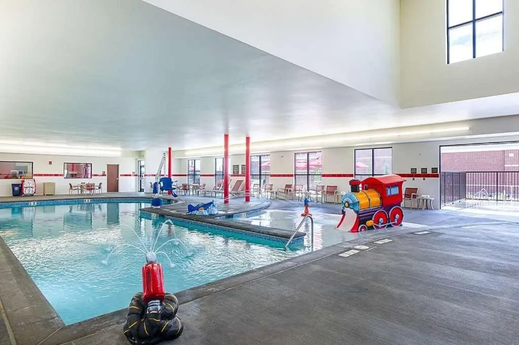 Swimming pool in Comfort Suites Loveland