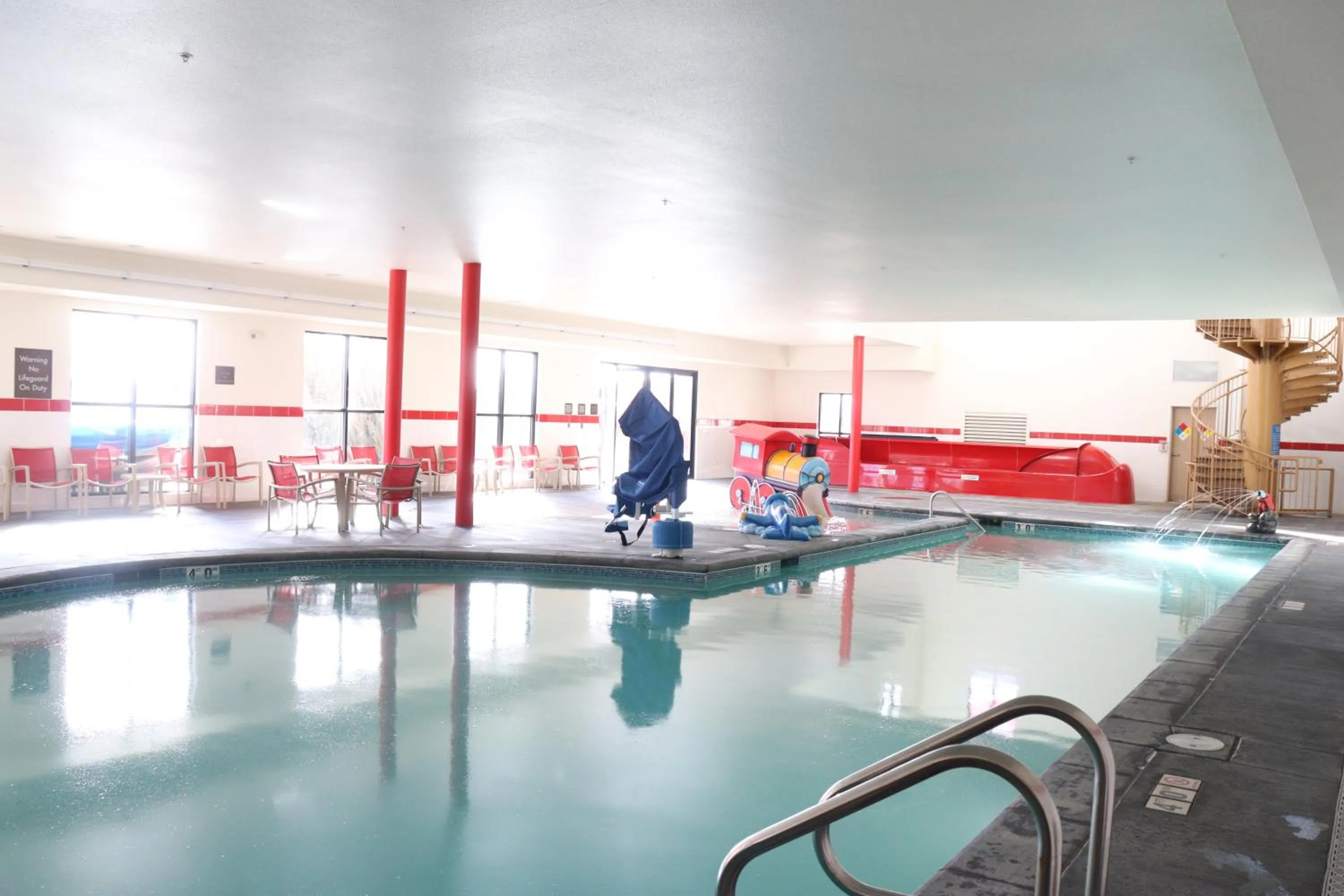 Swimming pool in Comfort Suites Loveland