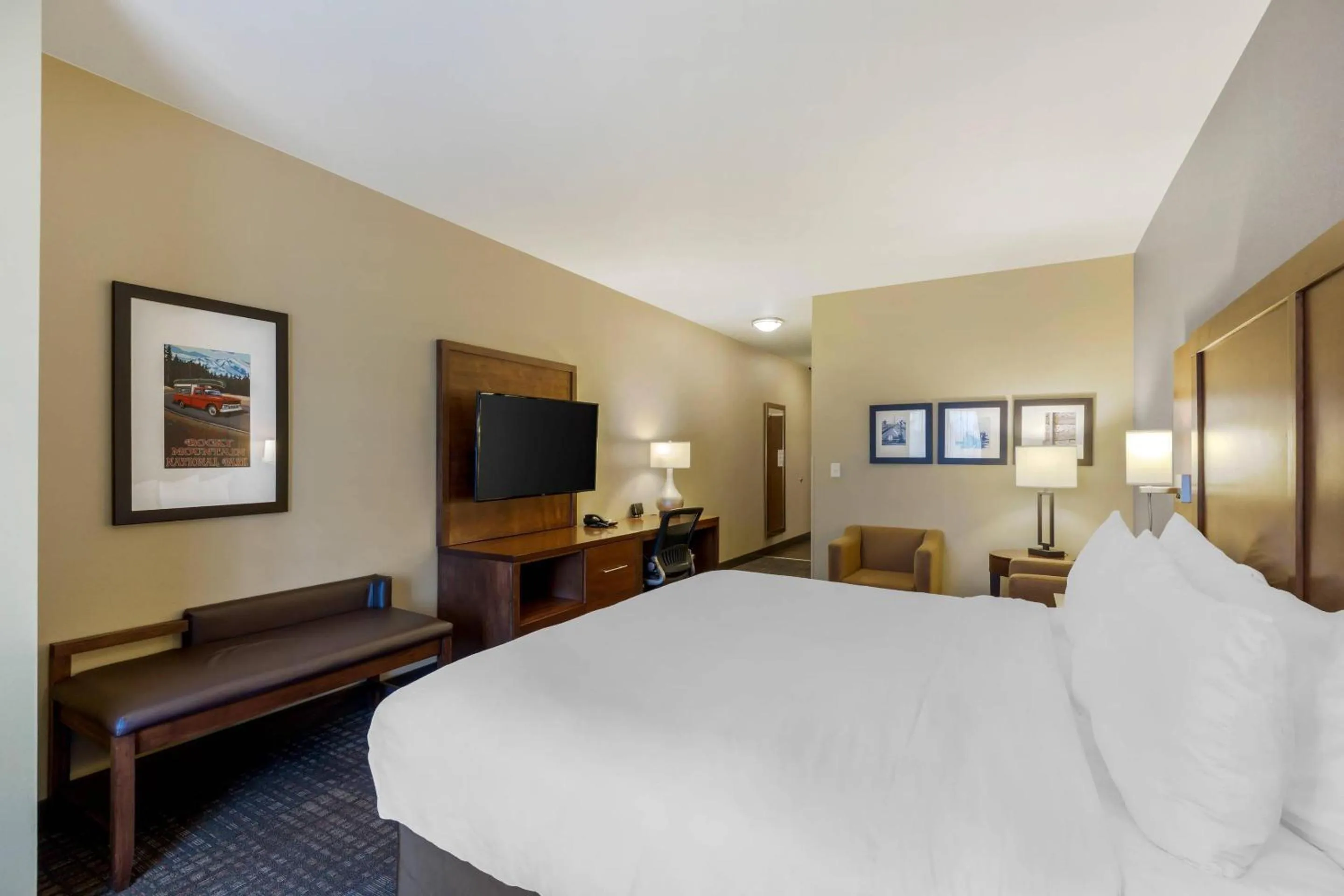 Bedroom, Bed in Comfort Suites Loveland