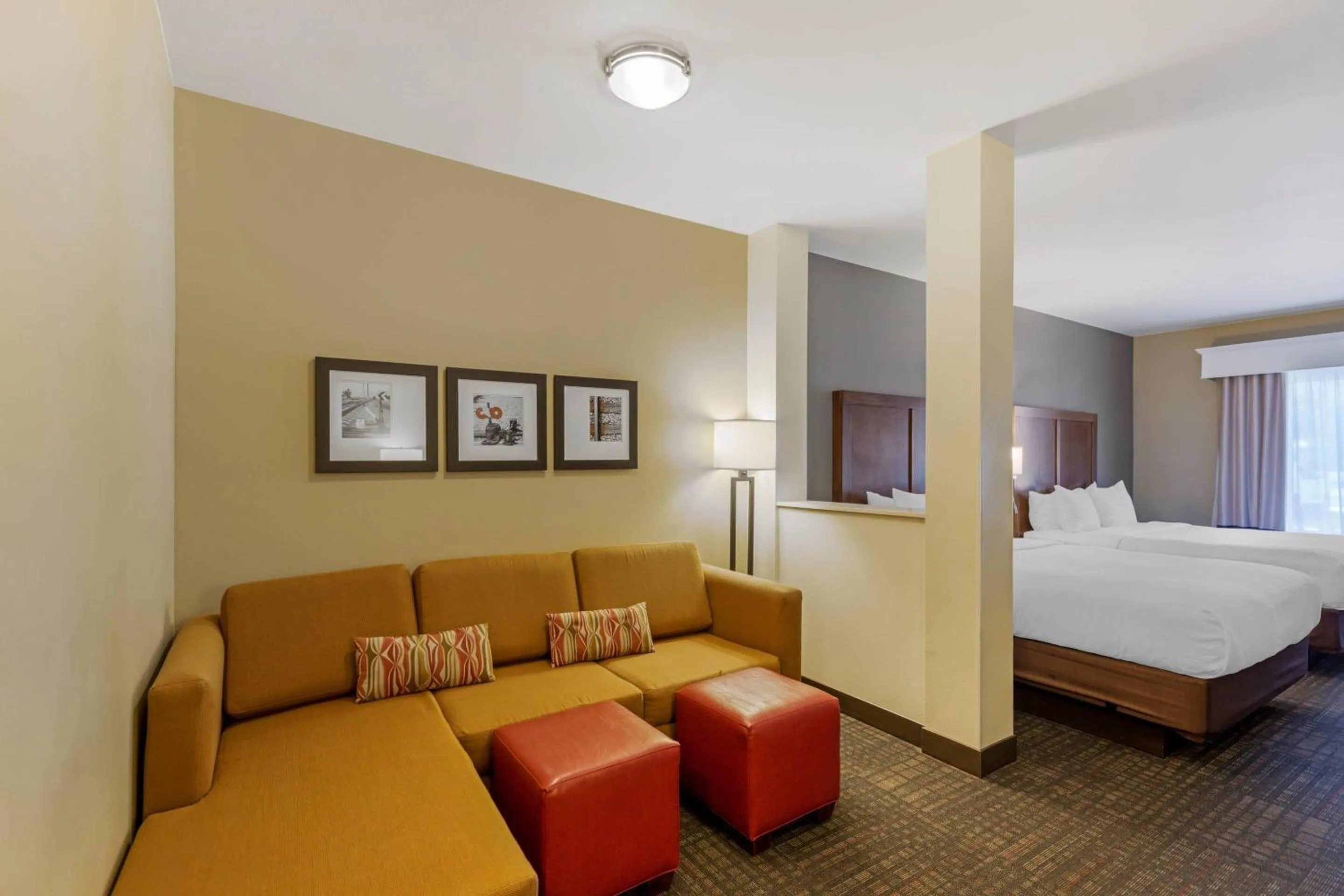 Bedroom, Bed in Comfort Suites Loveland