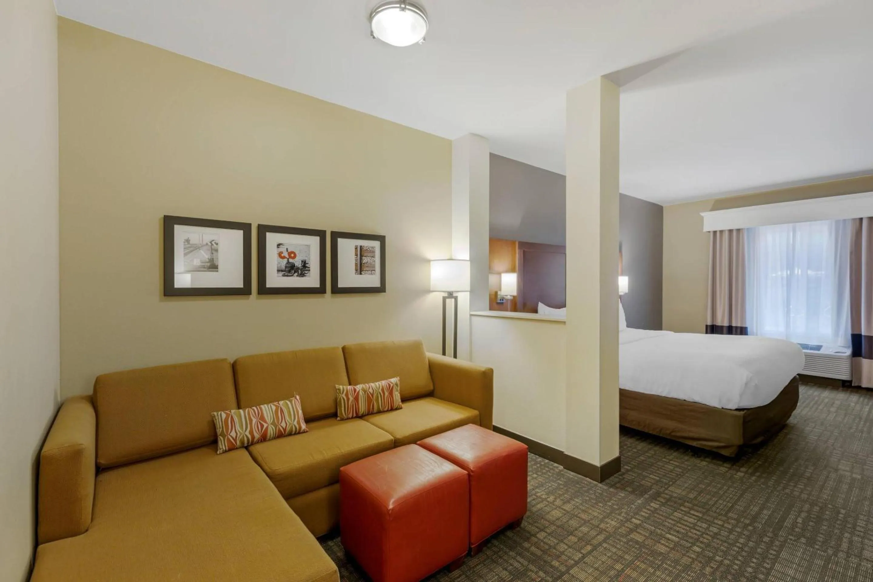 Bedroom, Bed in Comfort Suites Loveland